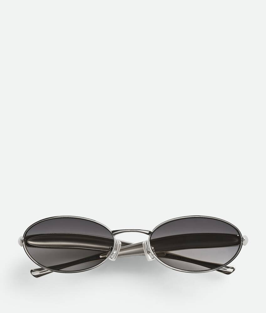Bottega Veneta® Sardine Oval Sunglasses in Silver/grey. Shop online now. | Bottega Veneta