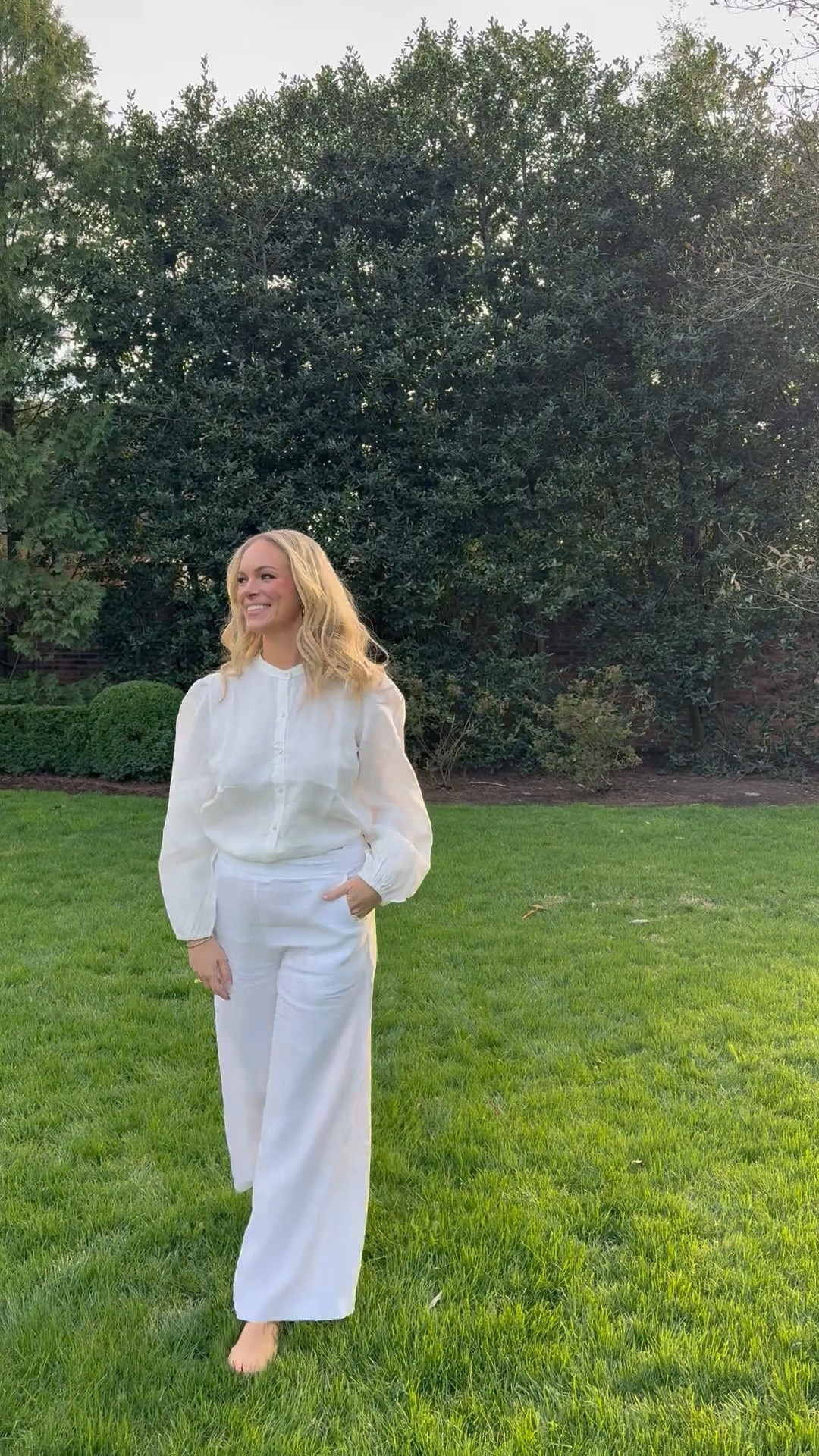 Spring is here! Nothing better than a backyard sunset with a glass of wine on the patio (my fave alcohol-free white wine is Saint Viviana Sauvignon Blanc!) but the best part about this season is that it’s linen season! Crisp linen looks from now until September 😍🤍