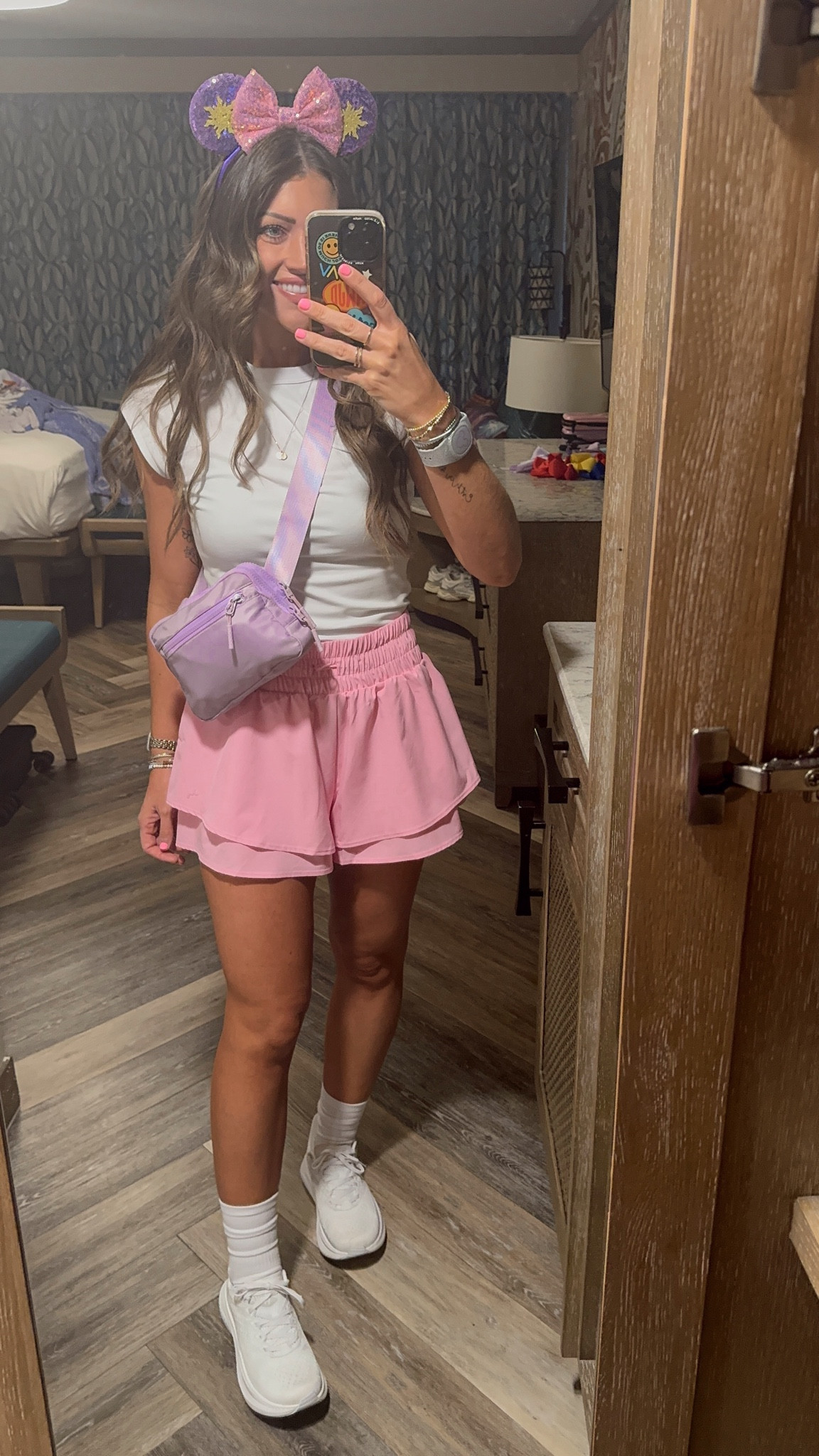 Disney outfit of the day 💕💜☀️
Small shorts. LOVE THESE!!!!!!! I feel like they run a lil big if you’re in between sizes! XS Tee. True to size 8.5 sneaker size. These are SO COMFY!!