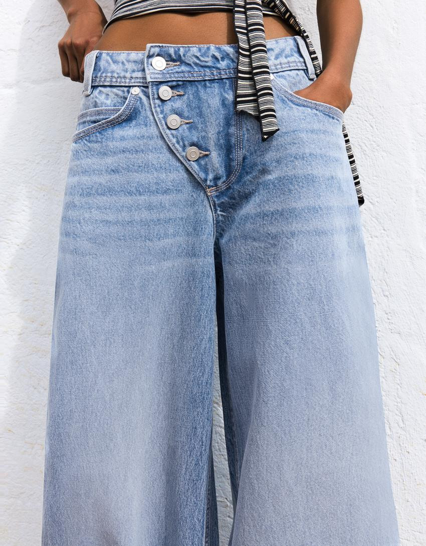 Low-rise wide-leg barrel jeans with front buttons - Trousers - Women | Bershka UK