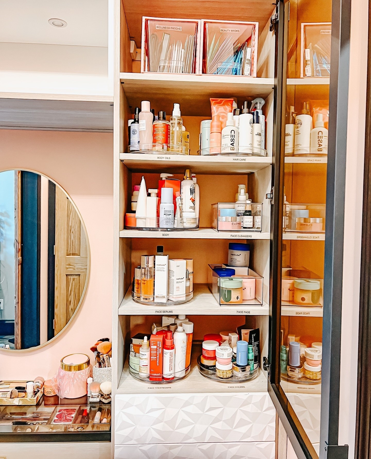 Imagine starting your morning routine with a vanity this organized? By starting your day off with ease, it sets the tone for the rest of the day. 

Here’s to a new productive week ☀️

#organizedbyjm #homeorganization #homeorganizing #organizedliving #homegoals