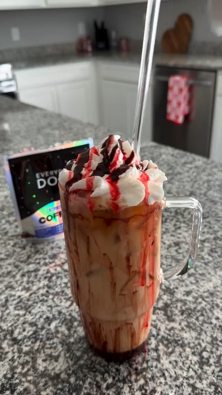 XL Chocolate covered strawberry coffee 🍓🍫♥️ @everydaydose #everydaydosepartner #asmr #icedcoffee #valentinesday #aesthetic