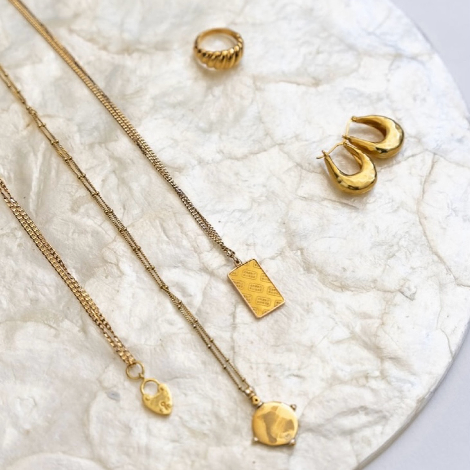 Accessories add the finishing touch to your outfit.

Both gold and silver are on trend right now. Feel free to mix your metals too! 

Here’s some of my current favs to help you add a touch of sparkle ✨ 