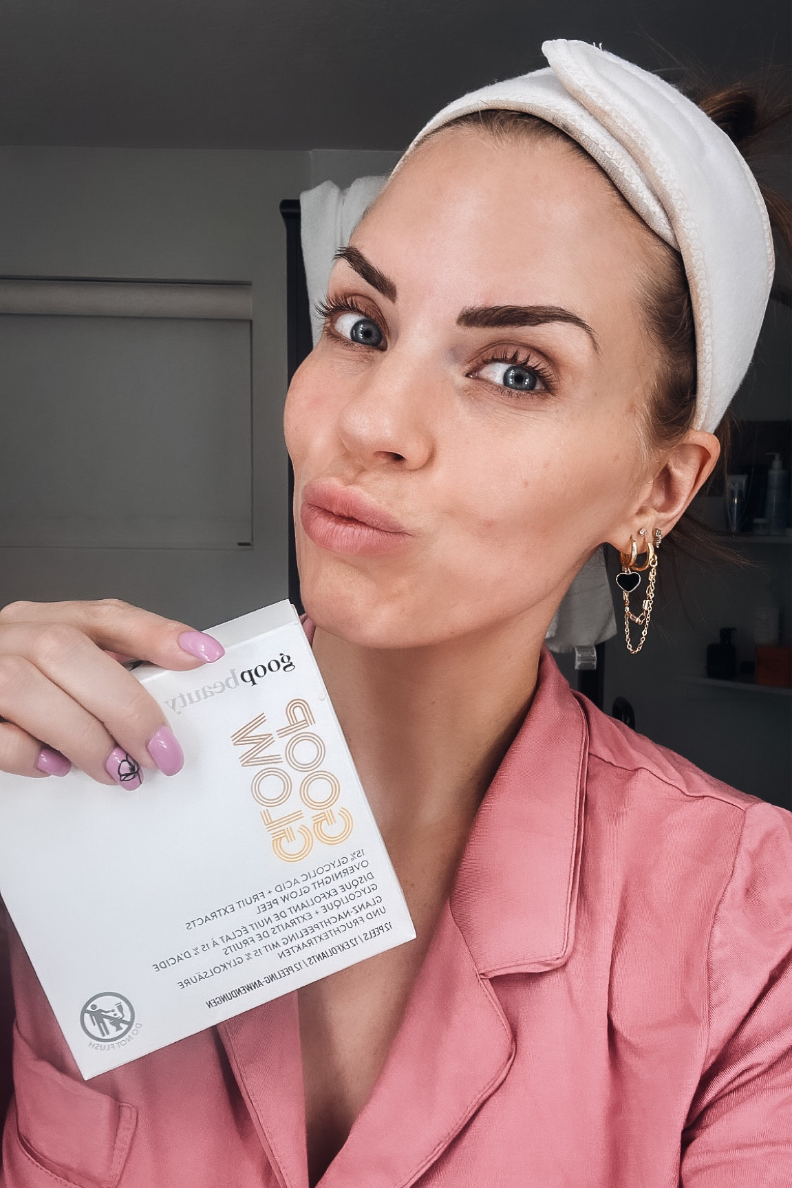 As a master esthetician I approve these 😍
Doing one of these a week will significantly help your skin! It will make you more glowy, exfoliates, helps with hyperpigmentation, fine lines a wrinkles and also hydrates the skin! It’s super easy to do and your makeup will go on better and your skincare will work better! 

They have a 4 pack and a 12 pack! 

#LTKbeauty