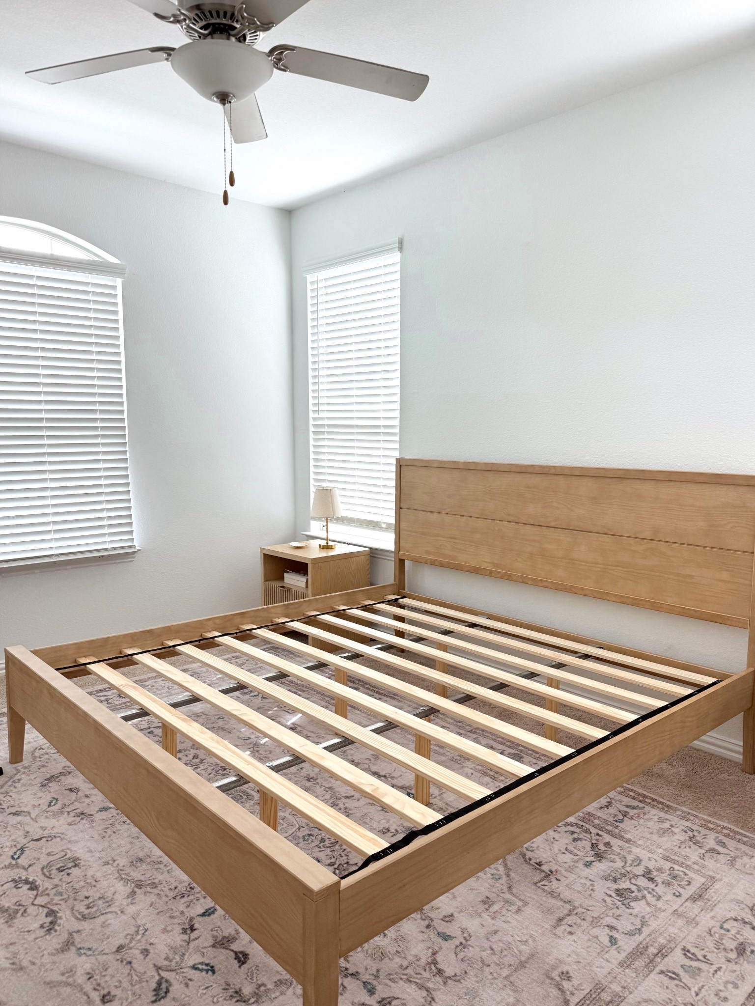 Light wood oak king bedframe! #plankandbeam #bedframe #kingbedframe #lightoak 