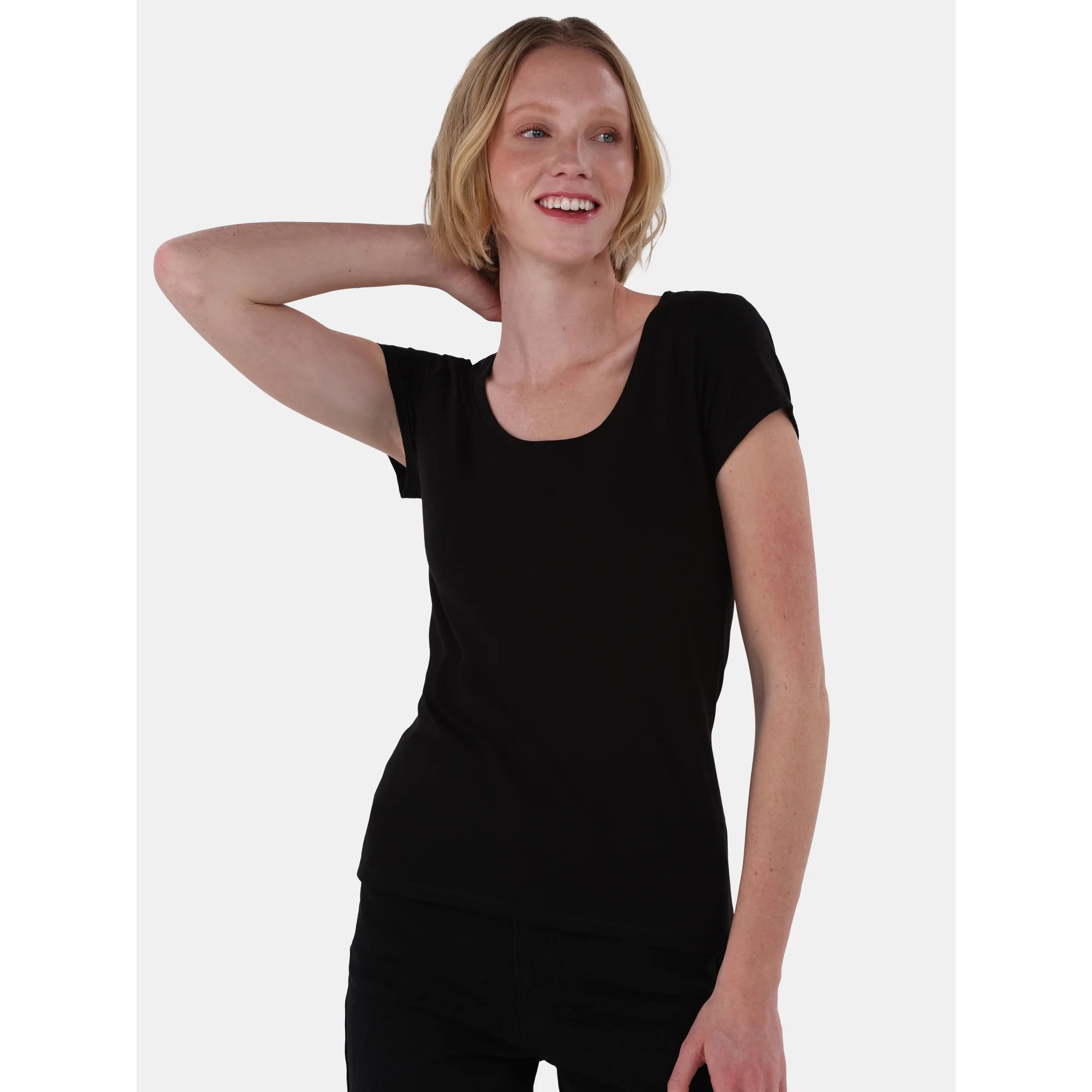 No Boundaries Scoop Neck Tee with Short Sleeves, Women's | Walmart (US)