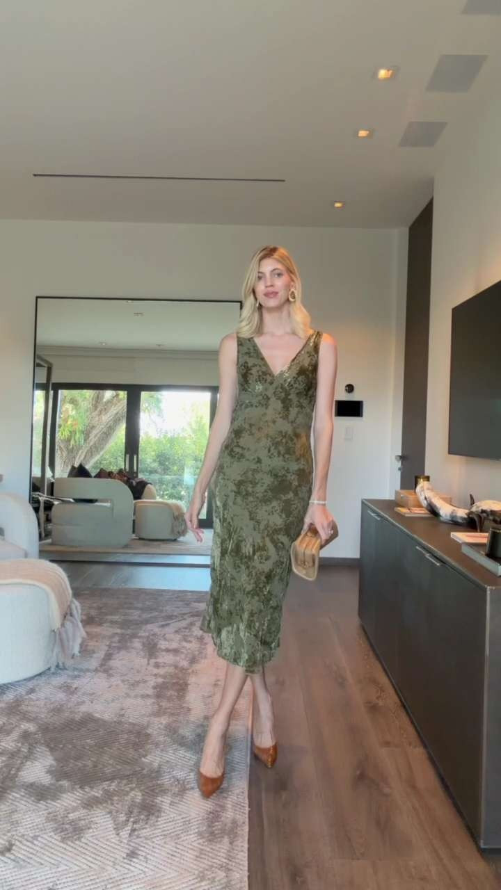 Starting off the Mango haul with this gorgeous velvet green dress! ✨ Perfect for the holidays. 

 #LTKHoliday #LTKStyleTip #LTKShoeCrush