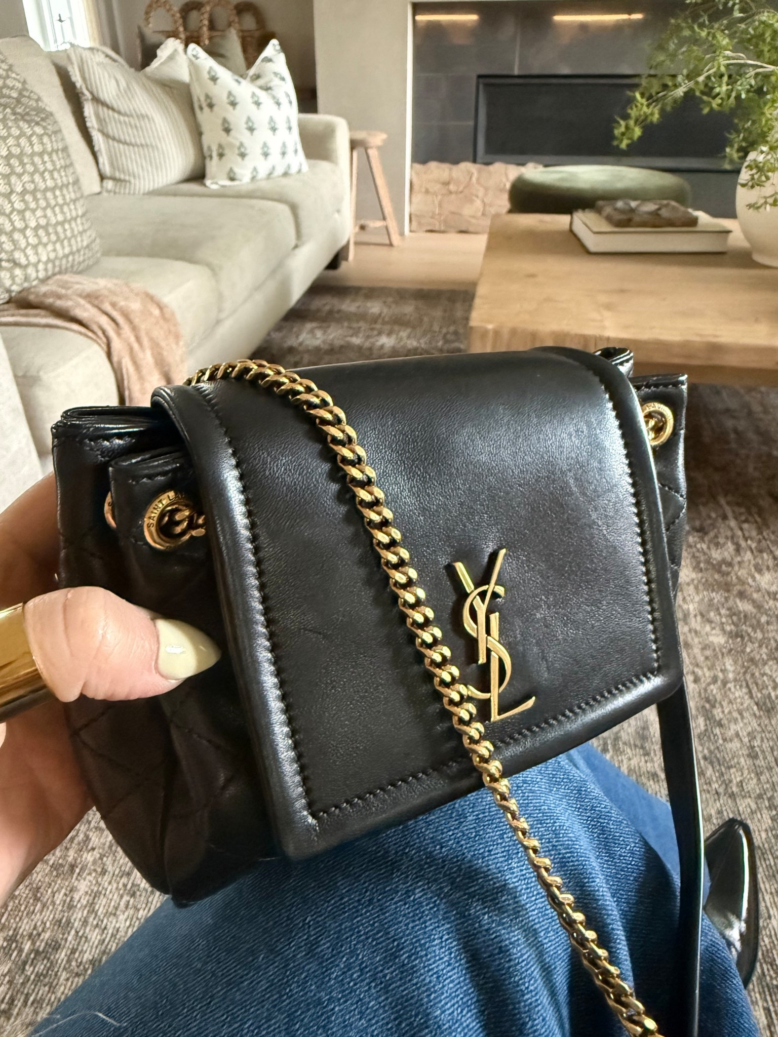 Luxury small bag✨
Cross body, gold chain, leather 