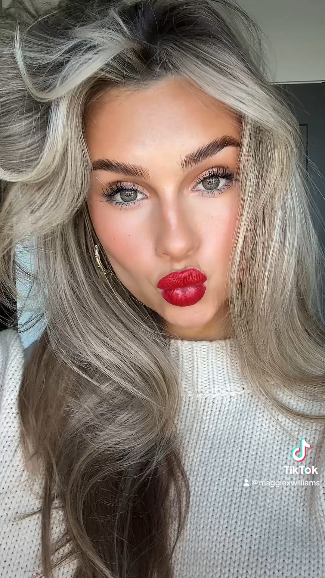 Makeup look for a red lip 💋🍒

#LTKfindsunder100 #LTKsalealert #LTKbeauty