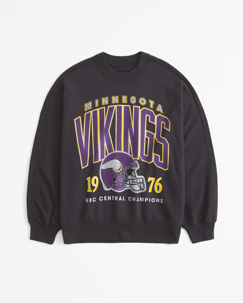 Abercrombie & Fitch Women's Minnesota Vikings Graphic Oversized Sunday Crew in Vikings - Size S | Abercrombie & Fitch (US)