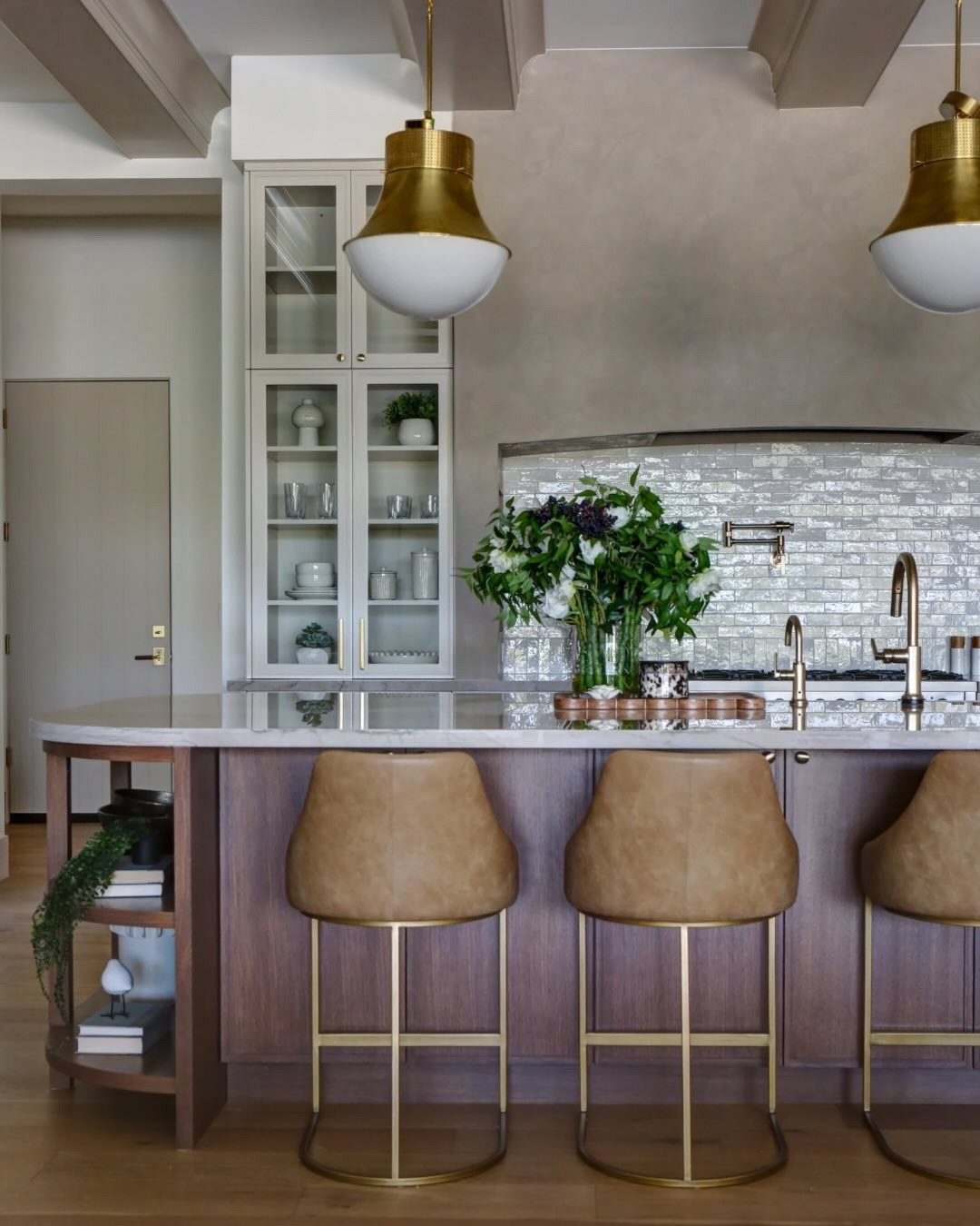 Los Caballos may be sold, but that doesn’t mean we can’t stop sharing some of our fav pics. 😉 And fun fact, this home set the highest price per square in the neighborhood! If you want to build a knock-out spec, or want your listing staged to show off its highest potential, let’s talk! :) 

PS if you want to shop pieces inspired by what you see here, comment SHOP and I’ll send a link. 💕

Interior design + staging @kozidesigner 

#arizonadesign #homestaging #interiordesign #homeinspo #kitchenideas

#LTKHome