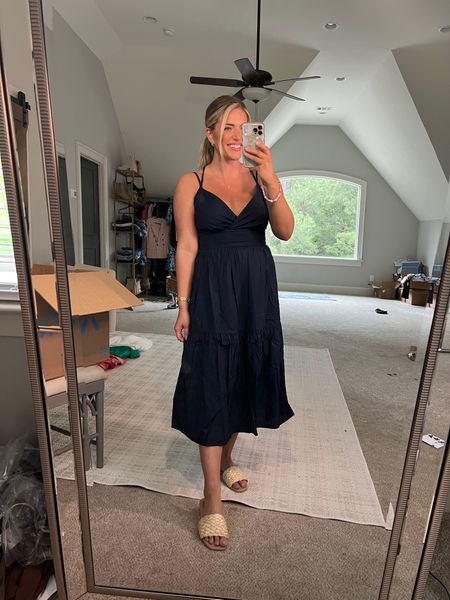 Gorgeous navy maxi. Looks like j crew. Very comfy and nice soft cotton fabric. No stretch. TTS - M


#LTKunder50 #LTKtravel #LTKFind