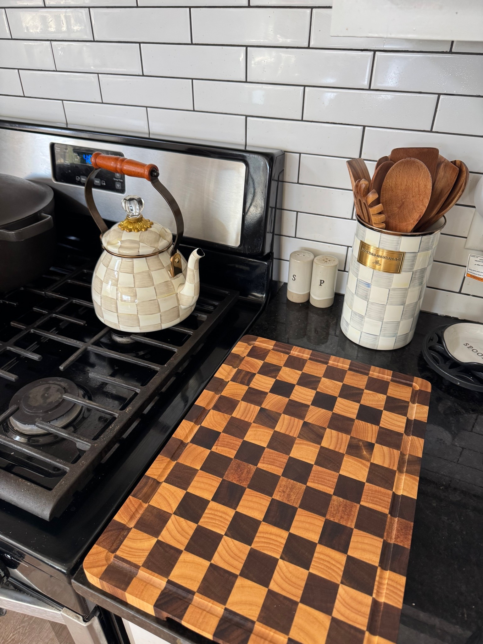 McKenzie Childs Kitchen 🖤 

Sterling check utensil holder
Mocha check 2 quart tea kettle 
Wood utensils
Cutting board 


#LTKFindsUnder100 #LTKHome #LTKStyleTip