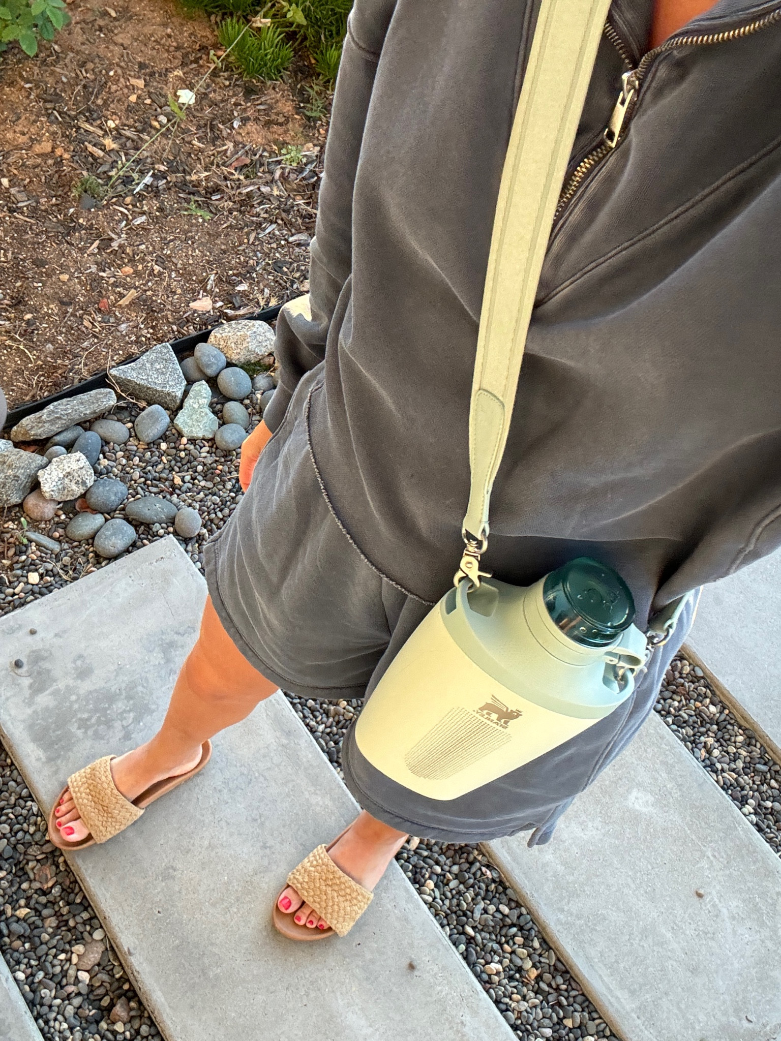 New Stanley alert! 
23oz cross body 
Color mist 