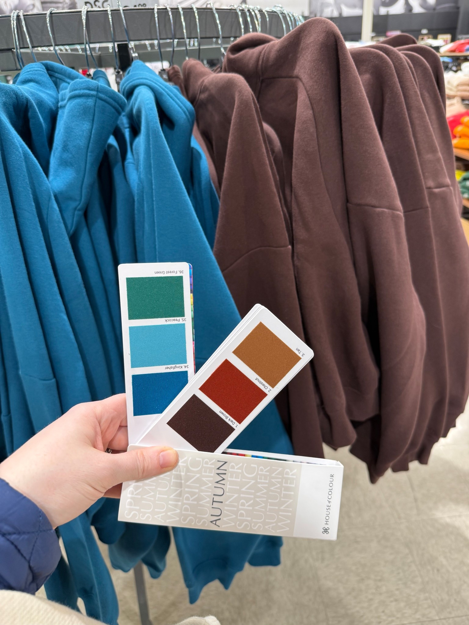 These hoodies are so comfy and one of my favorite styles. Two gorgeous #hocautumn colors. #hockingfisher #hocdarkbrown 