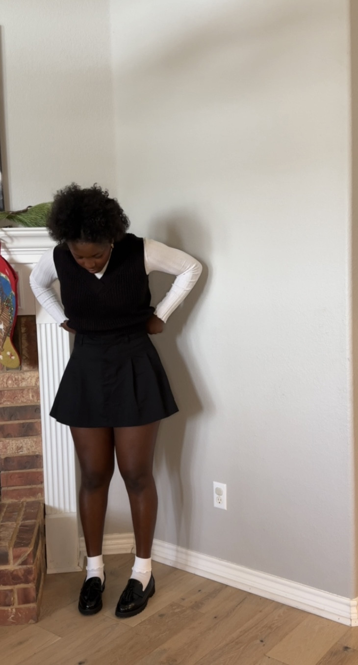 Me encanta esta outfit 
Falda m pero S hubiera está mejor 
#regaloLTK #LTKgift #christmas #blackwhite 
Black white outfit 
Falda negra 
Skirt 
Outfit 
LTK 

#LTKsalealert #LTKstyletip #LTKeurope