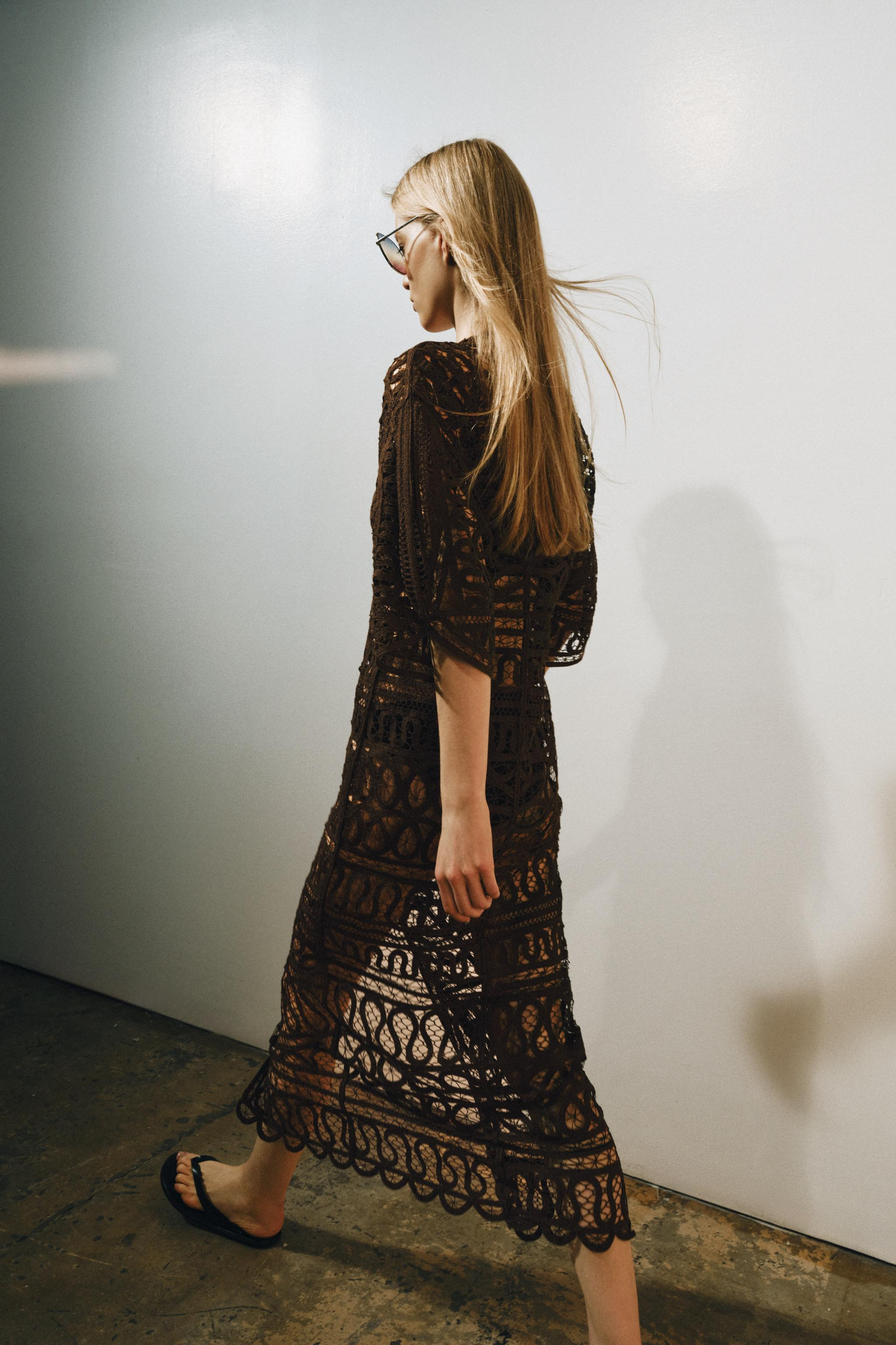 Model height: 180 cmZARA WOMAN COLLECTIONDress with a V-neck and sleeves that fall below the elbo... | Zara IT