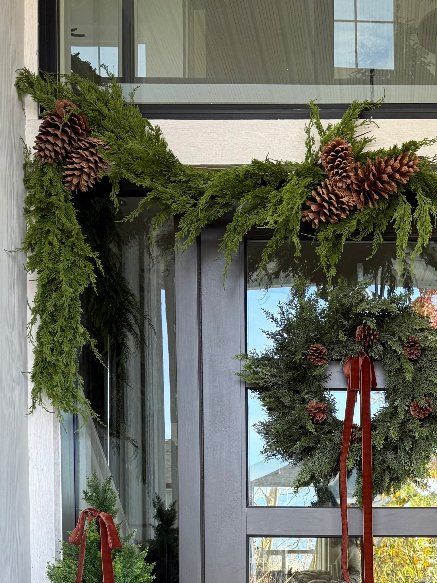 Finally found some extra large pinecones!
I have been using pinecones in my holiday and winter decor for years..love them🤎
Holiday porch decor 