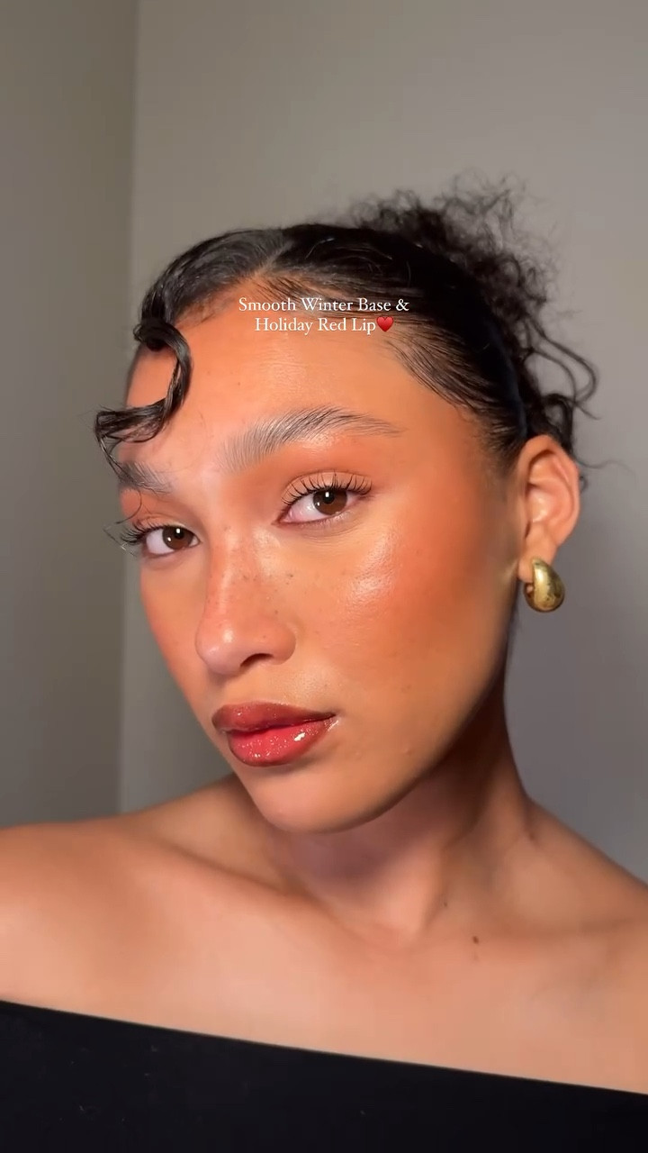 day 2/30 holiday looks ♥️ smooth winter base & a holiday red lip will always be a classic holiday combo!!

Products
@rhode glazing millk
@rarebeauty brow gel
@armanibeauty concealer 
@lancomeofficial idole wear concealer 
@rarebeauty pressed powder
@rhode pocket blush in toasted teddy 
@makeupforever liner in limitless brown 
@lorealparis telescopic mascara 
@armanibeauty liquid blush (red on lip)
@rhode peppermint glaze peptide lip