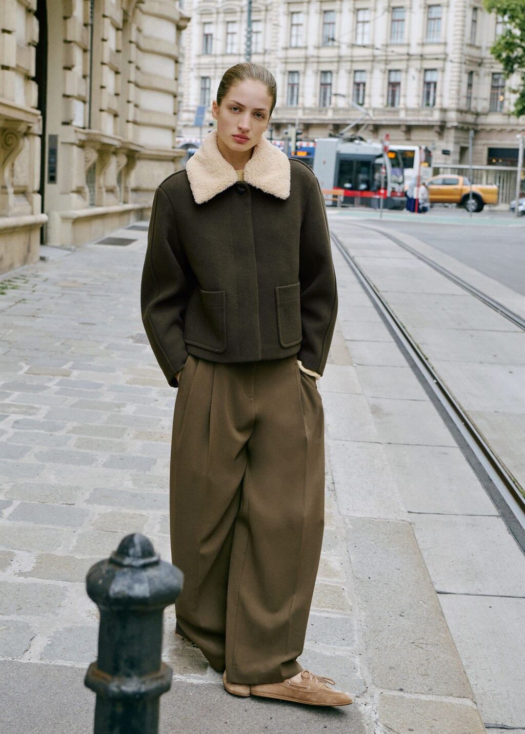 Wide-leg mid-rise pleated trousers khaki - Woman - 4 - MANGO | MANGO (UK)