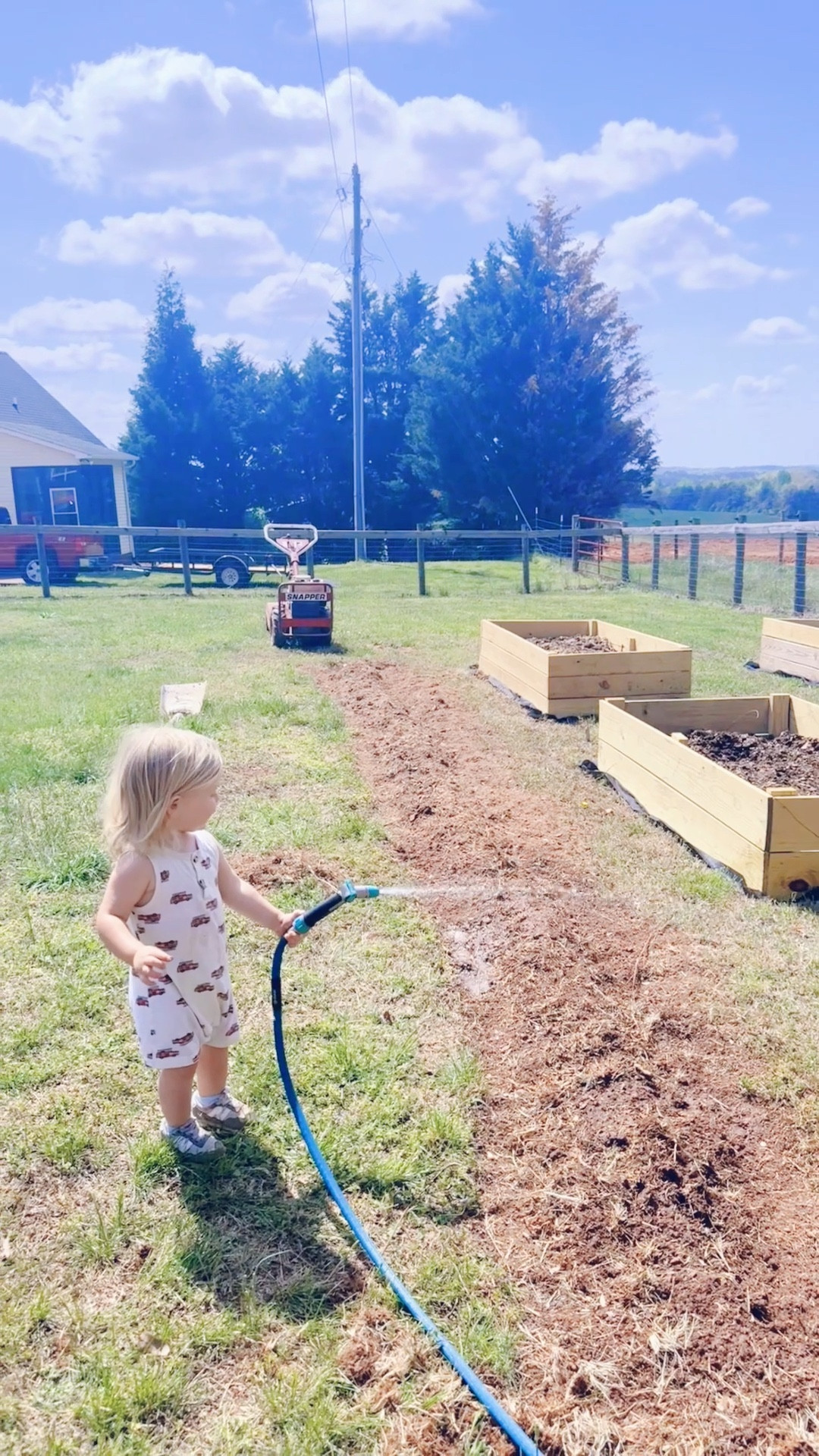 These little country boys really are living the dream 💭 out here on the farm 🥹 - spending their days playing with their “chick chicks” 🐥🐓, watering 💦 the garden 🪴 wildflowers 💐, playing baseball ⚾️, and living outside in this gorgeous sunny ☀️ weather!!! 🙌🏽 