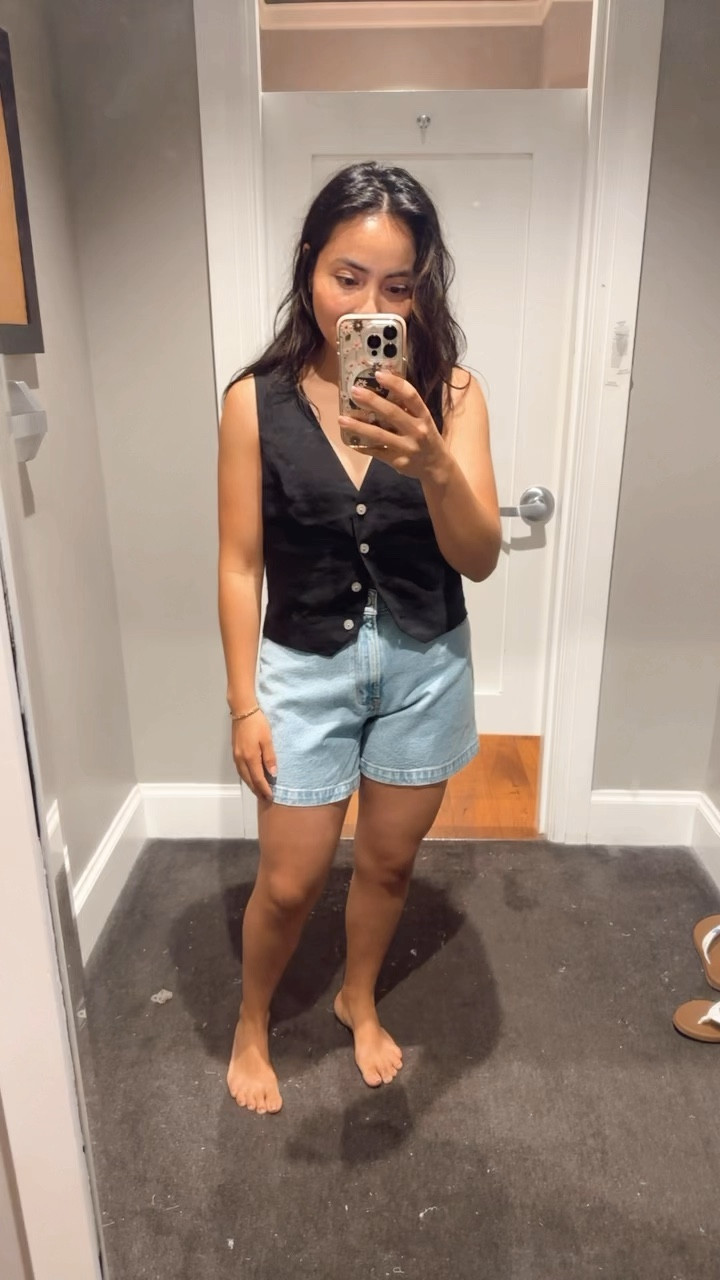 Im wearing the light wash in the size 27. I would say this were my favorite shorts out of everything I tried on. 

#LTKVideo #LTKStyleTip