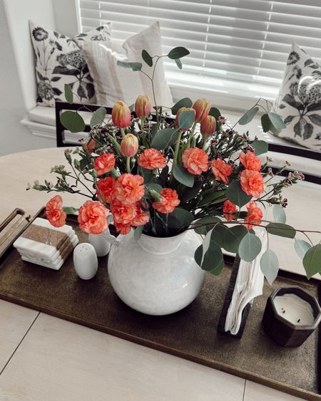 simple tray idea 🌺🌷🌸

for a kitchen table 🤍 

+ long tray
+ salt and pepper shakers
+ vase with fresh flowers
+ candle
+ napkins

everything here is linked in my bio! What do you think of it?



#LTKSeasonal #LTKhome #LTKfindsunder50