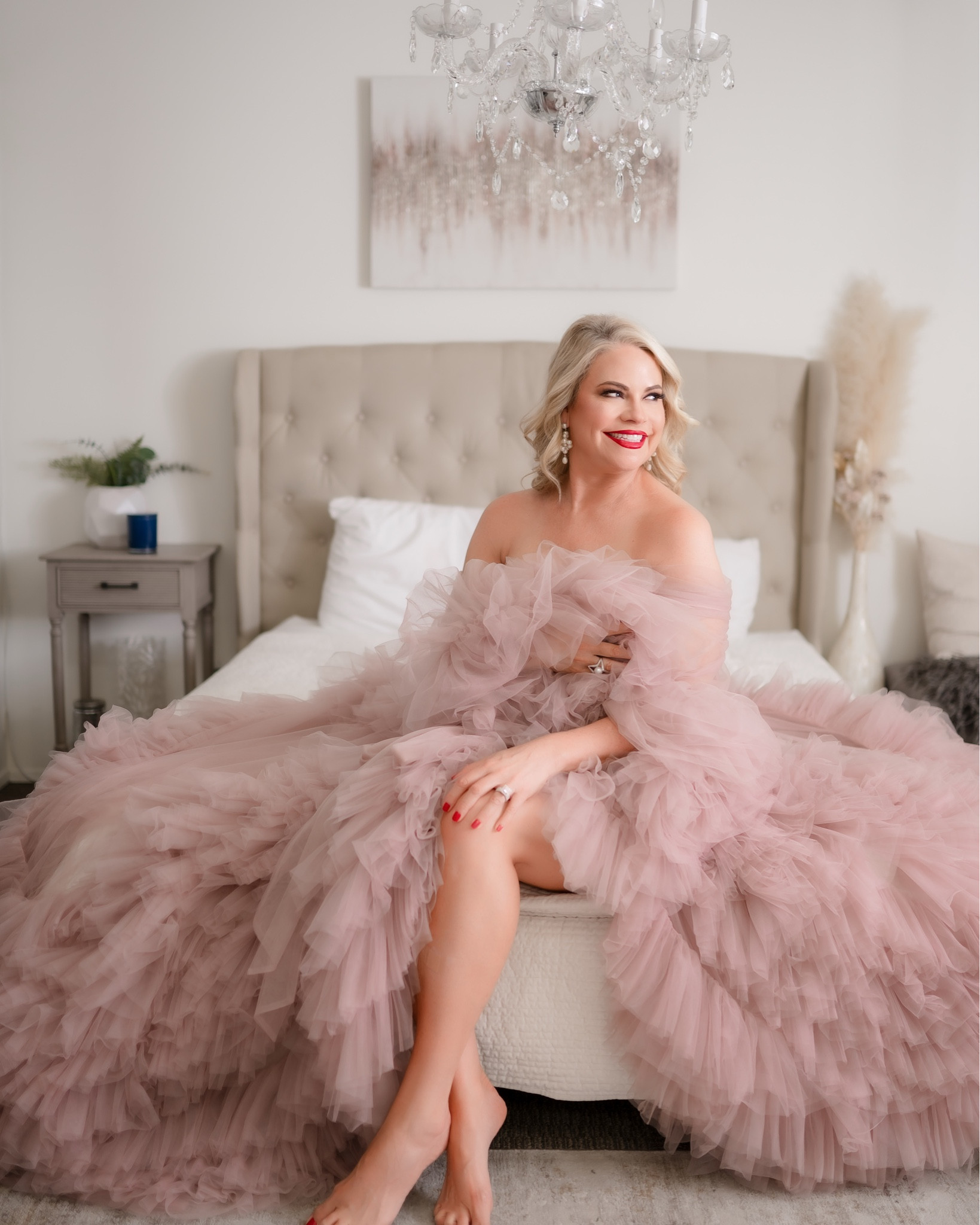 Boudoir shoot.  Pink lingerie. P
