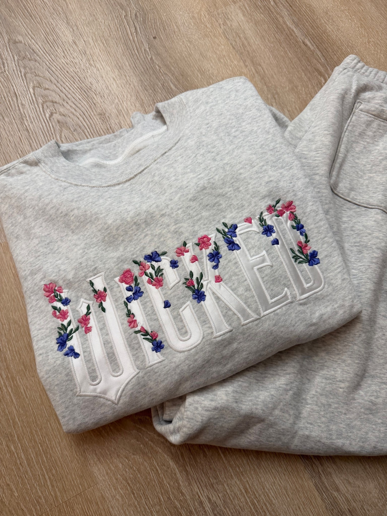 glinda sweats from abercrombie just arrived and i’m OBESSULATED!! 🌸🫧bubble

#LTKSeasonal #LTKFindsUnder100 #LTKStyleTip