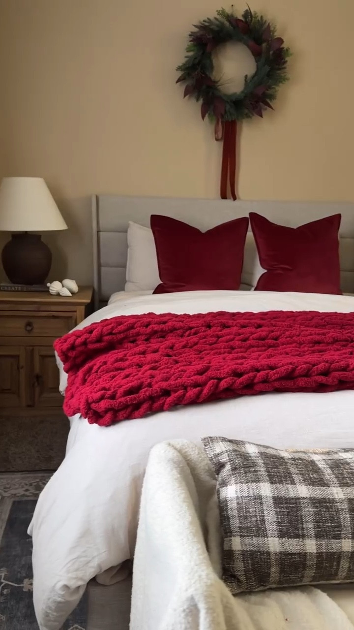 This weather has me in the mood to sleep in all day , maybe watch a few Christmas movies with this cozy chunky knit blanket from @demdaco and drink a nice hot cup of coffee ☕️✨ 

Who’s with me ?! 

I hope you all have a great day. Follow me for more home decor content @casarustica29 

#home #bedroom #demdaco #throwblanket