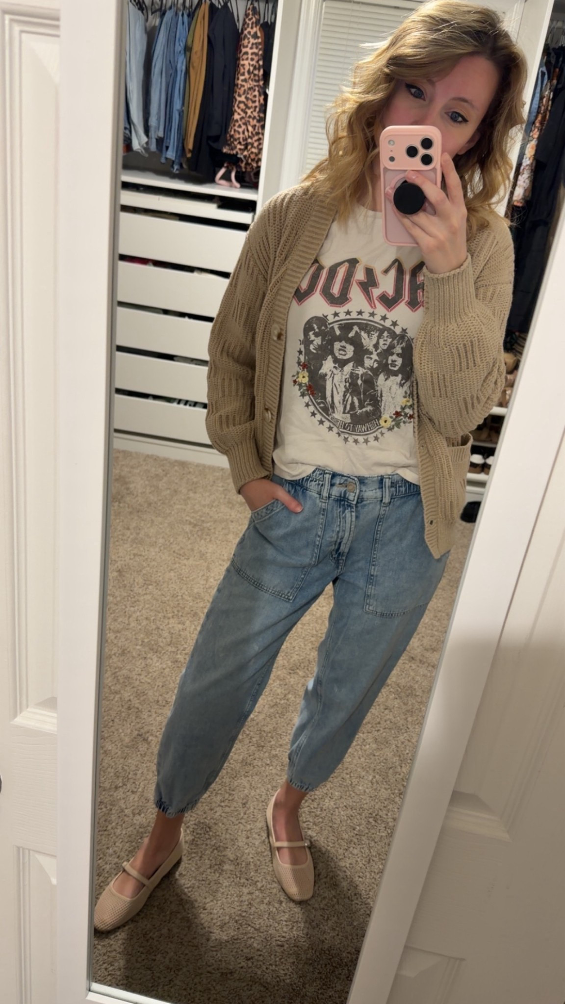 Decided to go casual for work today, the weather is warm so broke out my comfy jogger jeans! 

#LTKSeasonal #LTKootd #LTKmomlife