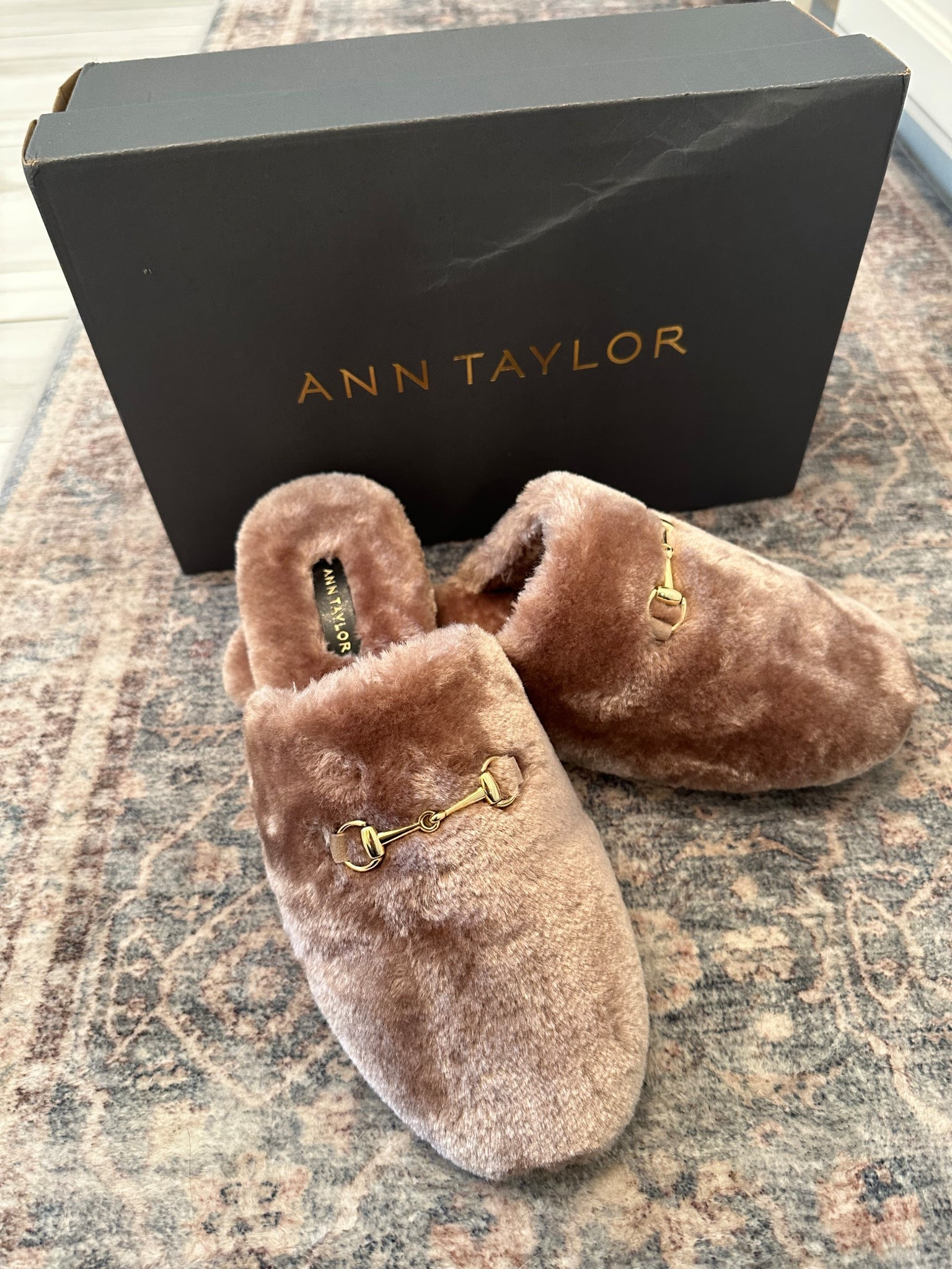 Didn’t have space in my reel for this but this is another must grab item from the Ann Taylor sale! These gorgeous and oh so comfy Horsebit fuzzy slides (with a sole)! 🤌🏻 Comes in 5 different colors. These are the Dark Mink Brown color.

#LTKShoeCrush