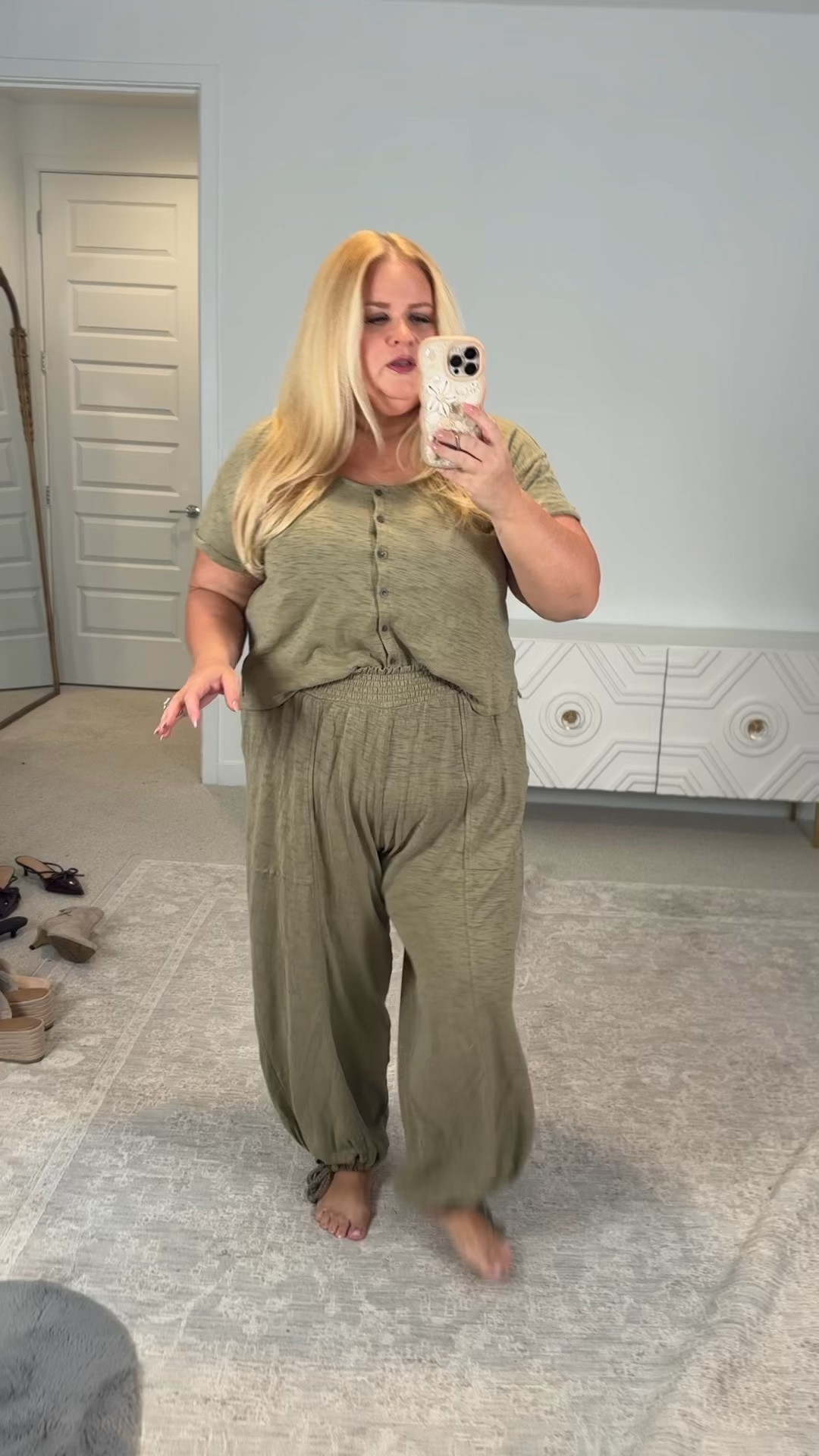 New lounge :) it’s soooooo soft! Wearing xxl this goes up to 4x

#LTKSaleAlert #LTKPlusSize #LTKOver40