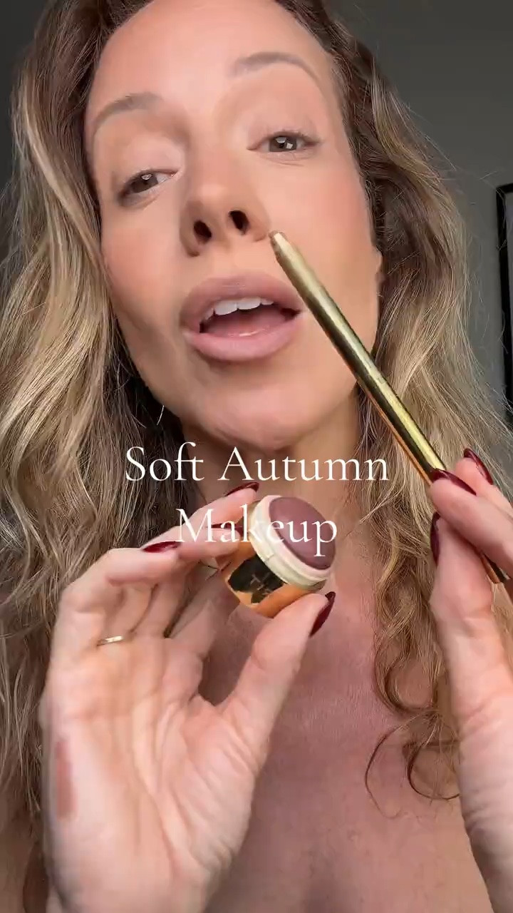Soft autumn girls… this combo is PERFECT 🤎 The MERIT Bespoke Flush Balm paired with the Signature Lip Liner gives the prettiest brown-mauve tones that enhance soft autumn coloring without pulling too bright or too cool. Effortless, natural, and that clean elevated makeup look in seconds.


#SoftAutumn #MeritBeauty #FlushBalm #LipLiner #SoftAutumnMakeup
