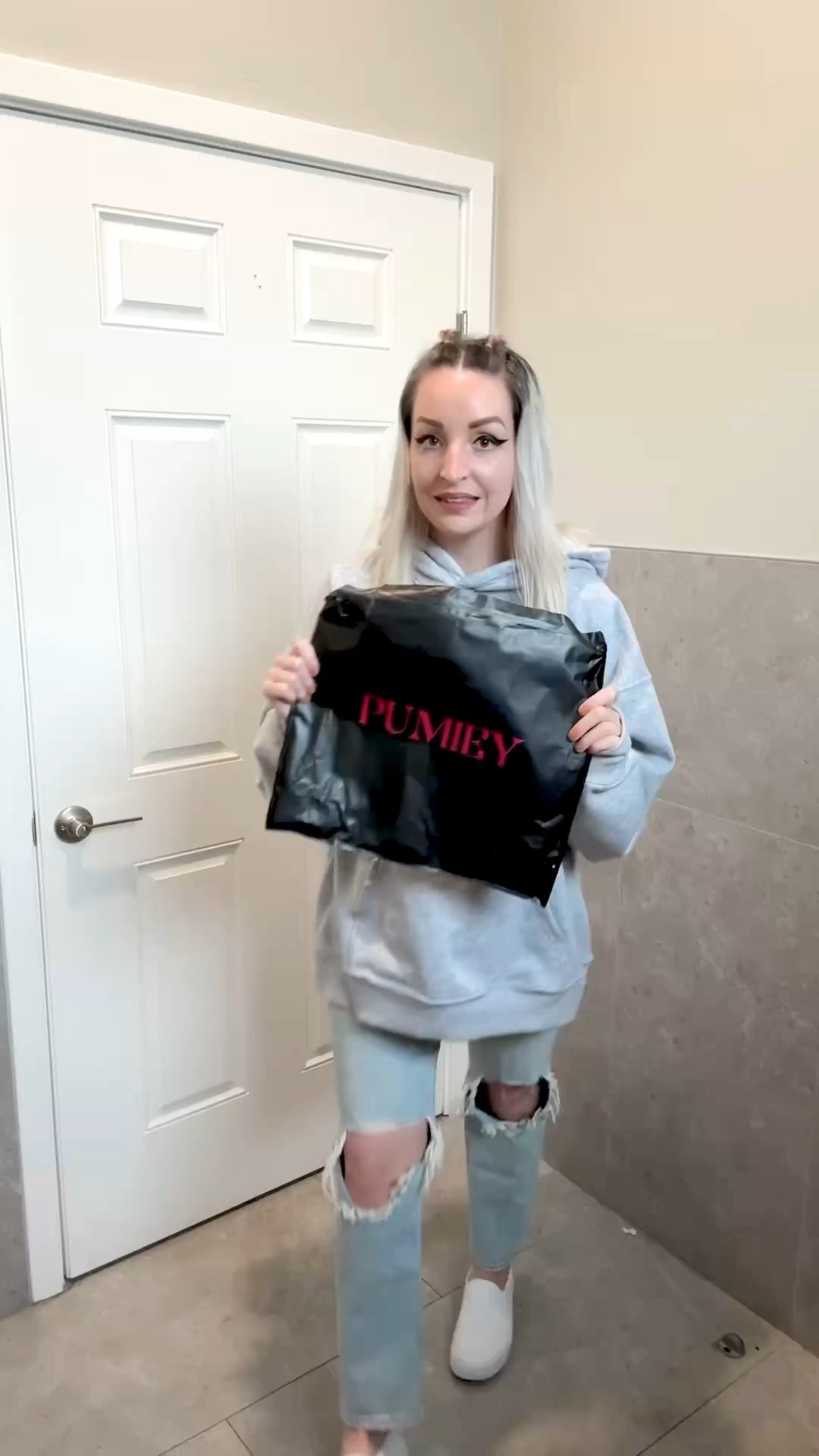 The comfiest oversized hoodie from @pumiey.us 😇⭐️👏🏻 #pumieypartner Perfect for the cold front right now in Florida 🥶 & lots of color options! Shop on my LTK or Amazon storefront 🛒🎁✨ 

#LTKStyleTip #LTKFindsUnder50 #LTKGiftGuide