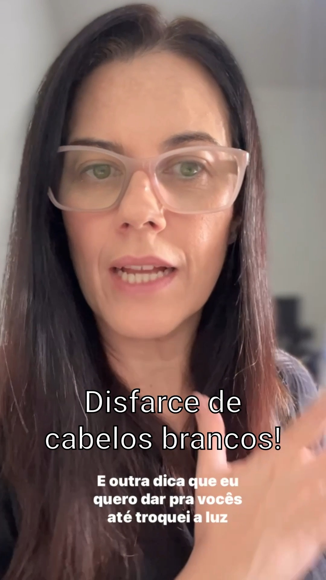 Maquiagem capilar prática para disfarce de cabelos brancos. Minha cor é CASTANHO ESCURO. Não deixa o cabelo duro. Sai com lavagem. 

#LTKbrasil #LTKbeleza