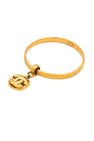 chanel ARMREIF CHANEL in Gold - Metallic Gold. Size all. | FWRD 
