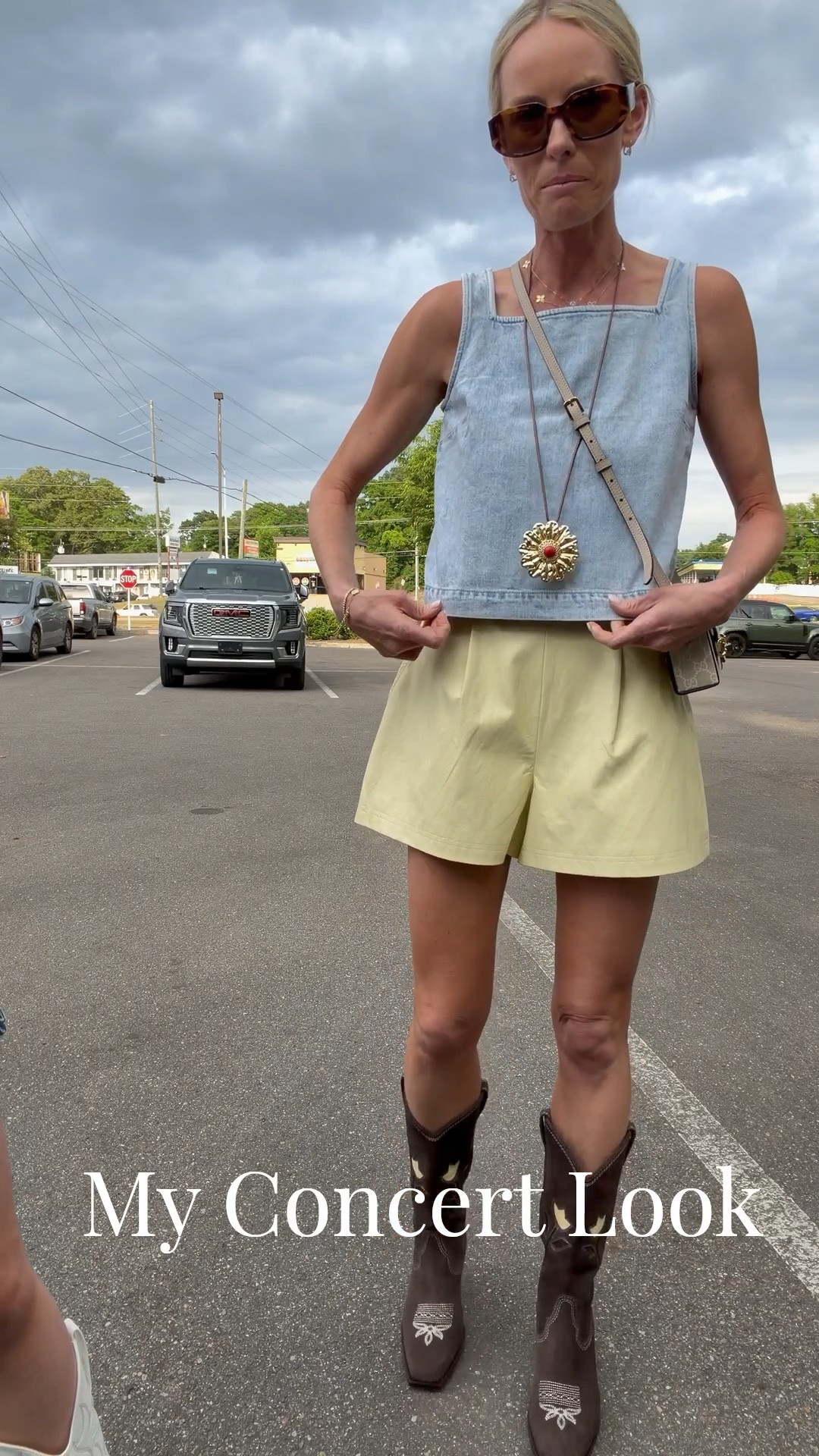 Old shorts but found a cute pair! The image shows black but they come in a butter yellow! 
Size small top! 