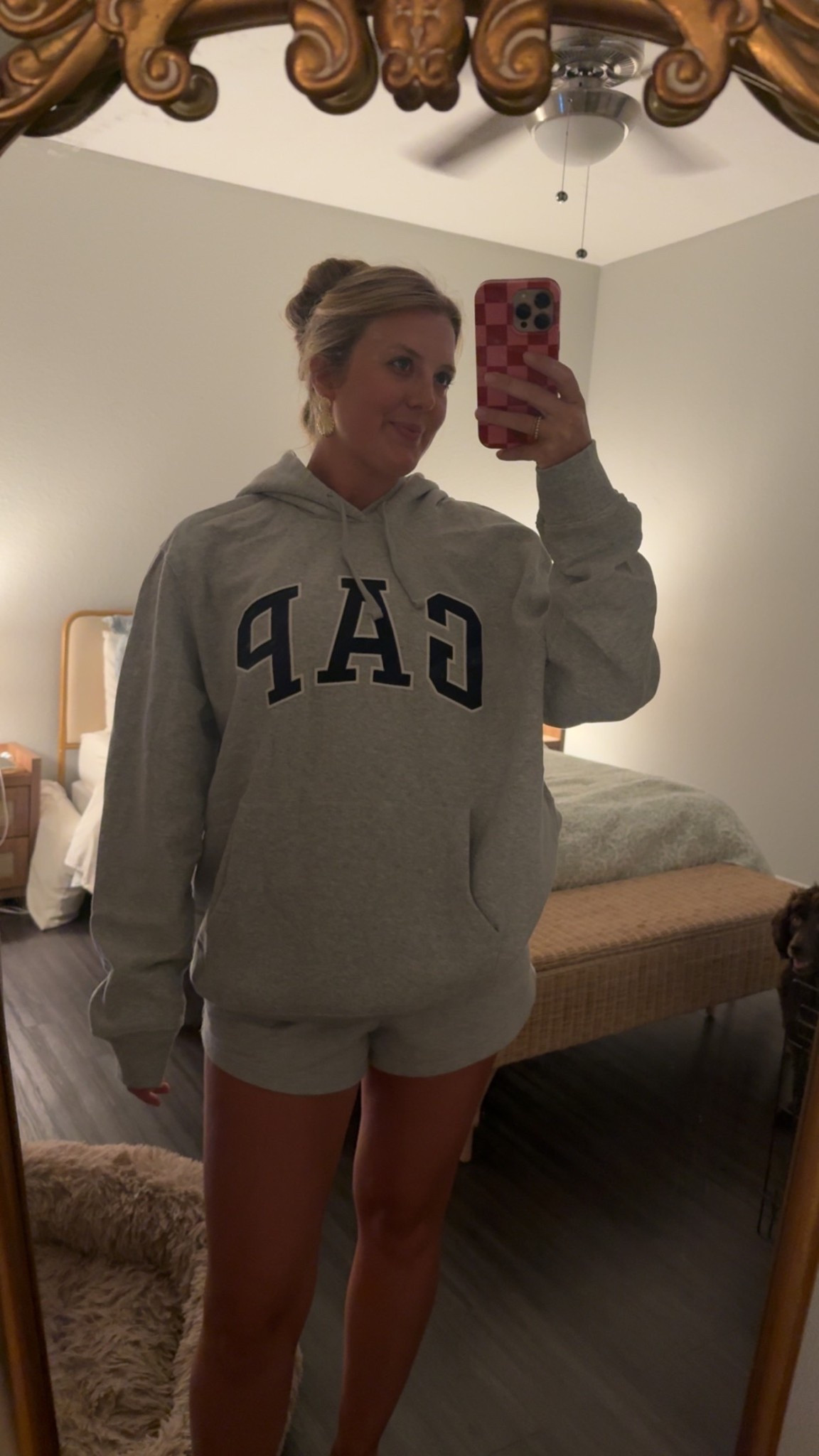 This sweatshirt is so cozy & 90s coded!!! I’m wearing the XL!! Normally a medium  #fallinspo #falloutfits #cozy #loungewear 

#LTKHome #LTKActive #LTKFindsUnder50