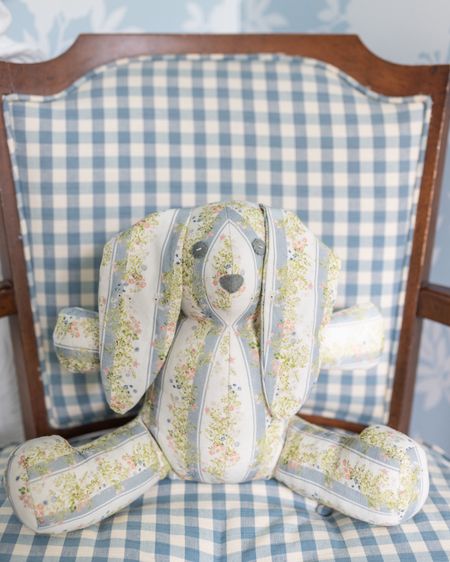 Lou Lou Baker’s Collection of heirloom animals is soooo sweet for a nursery and kids bedroom! Adore all of her amazing work! 
@louloubaker #smallbusiness #artist #nursery #kidsbedroom 