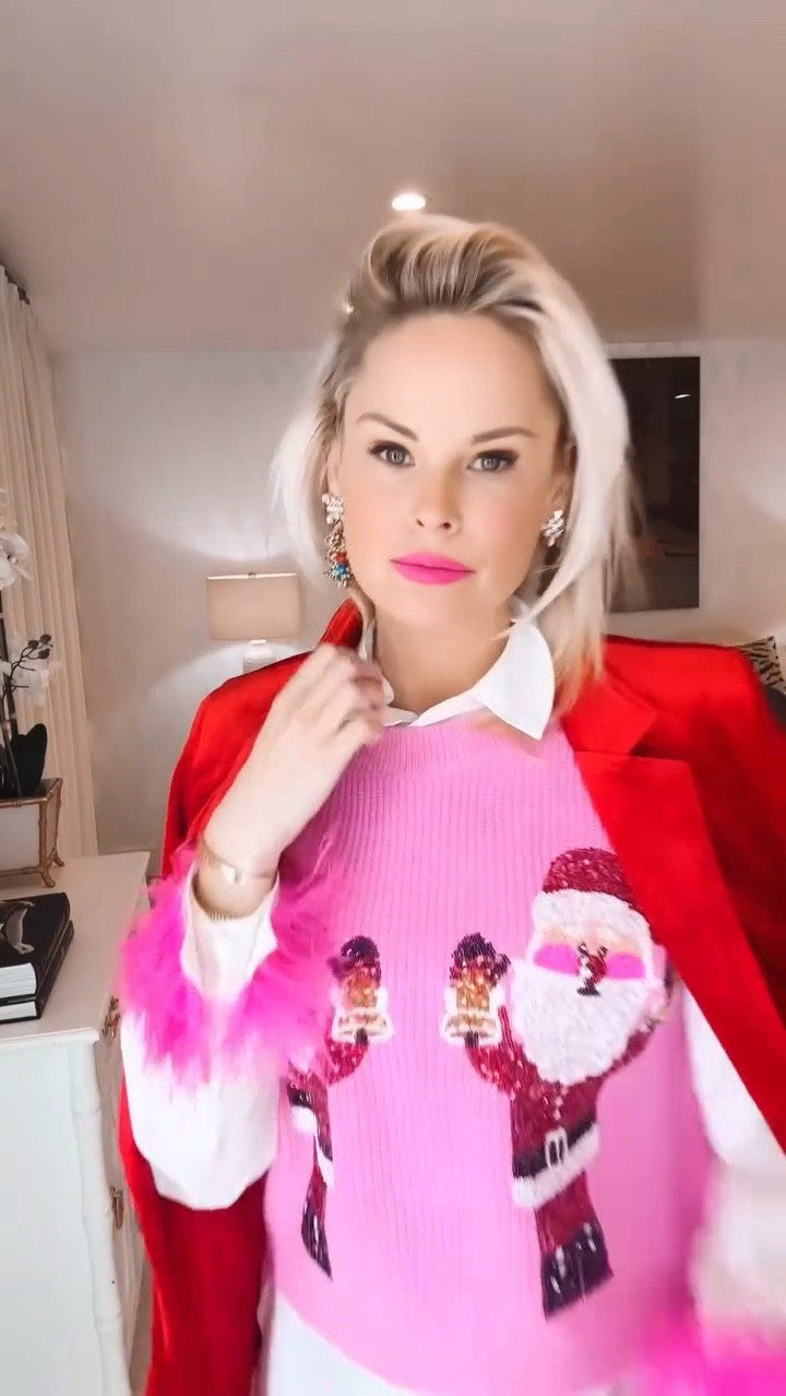 Only a few left of this cute #sequin #santa vest, and I’m happy to report I have similar feather buttondowns arriving next week in black, pink, and green! 🎅🏻 #holidaystyle #christmas #pinkchristmas