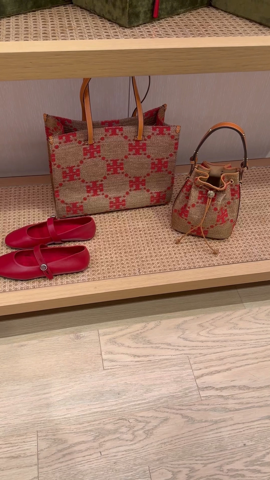 Beautiful Tory Burch bags and Mary Jane ballet flats.  Love the pop of red!

#LTKootd #LTKSeasonal #LTKOver40