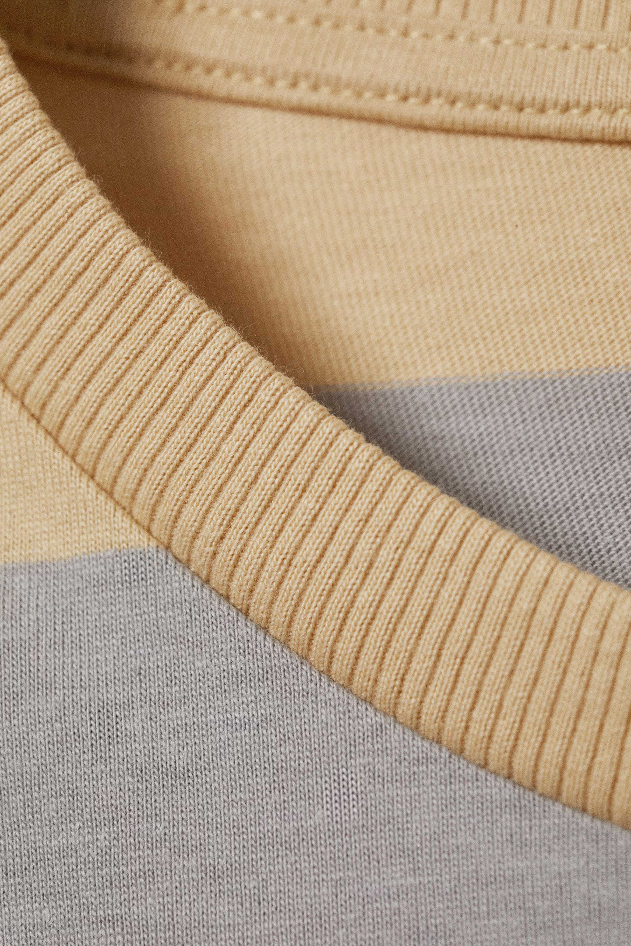 Gestreepte mini-jurk met lange mouwen | H&M (DE, AT, CH, NL, FI)