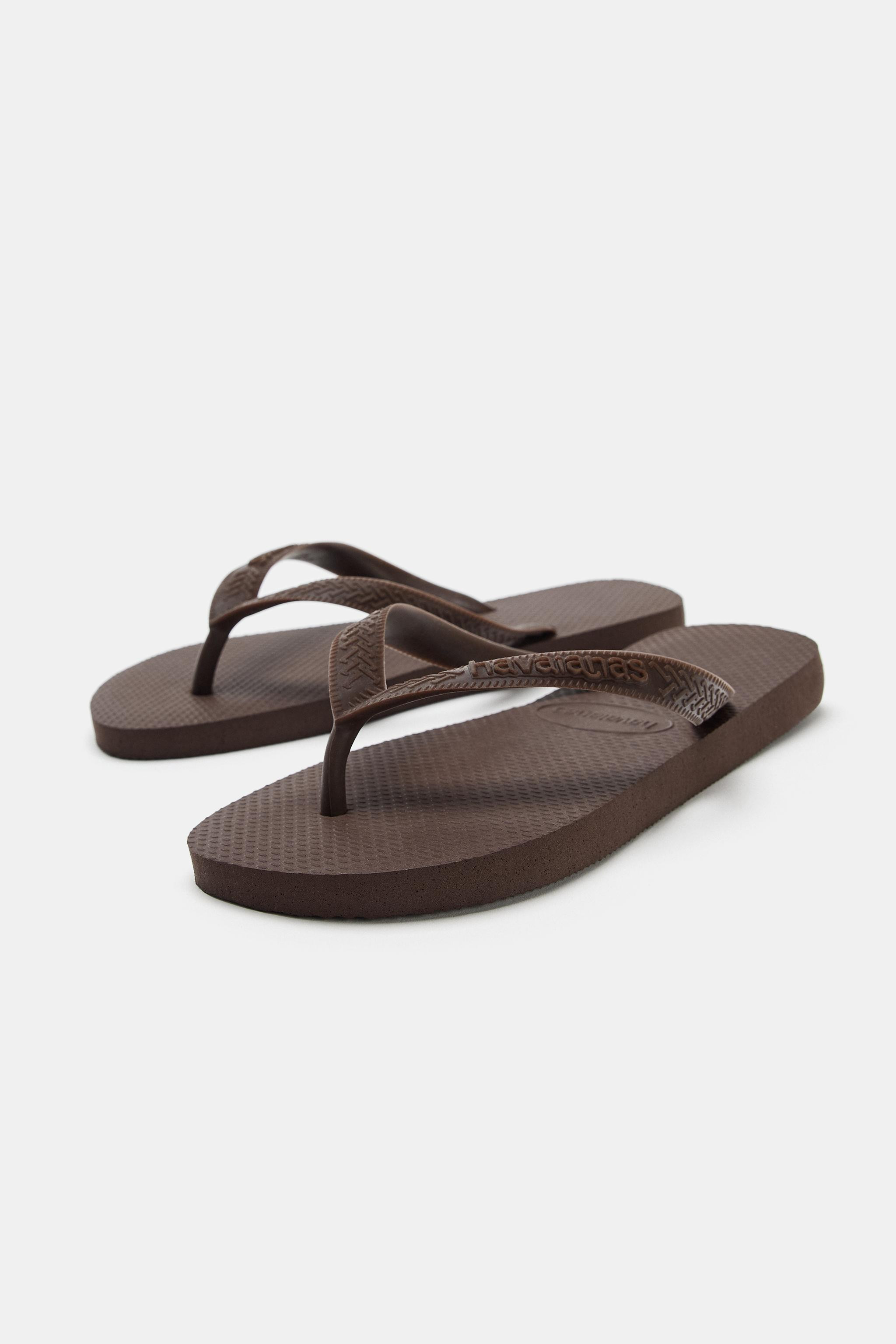 Flat sandal-style shoes. Front strap with toe divider. Embossed sole. Round toe. Sole height: 2 c... | Zara UK