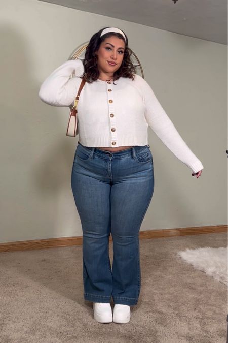 Size 1 top & size 14 jeans ☺️🤍

#LTKHoliday #LTKplussize