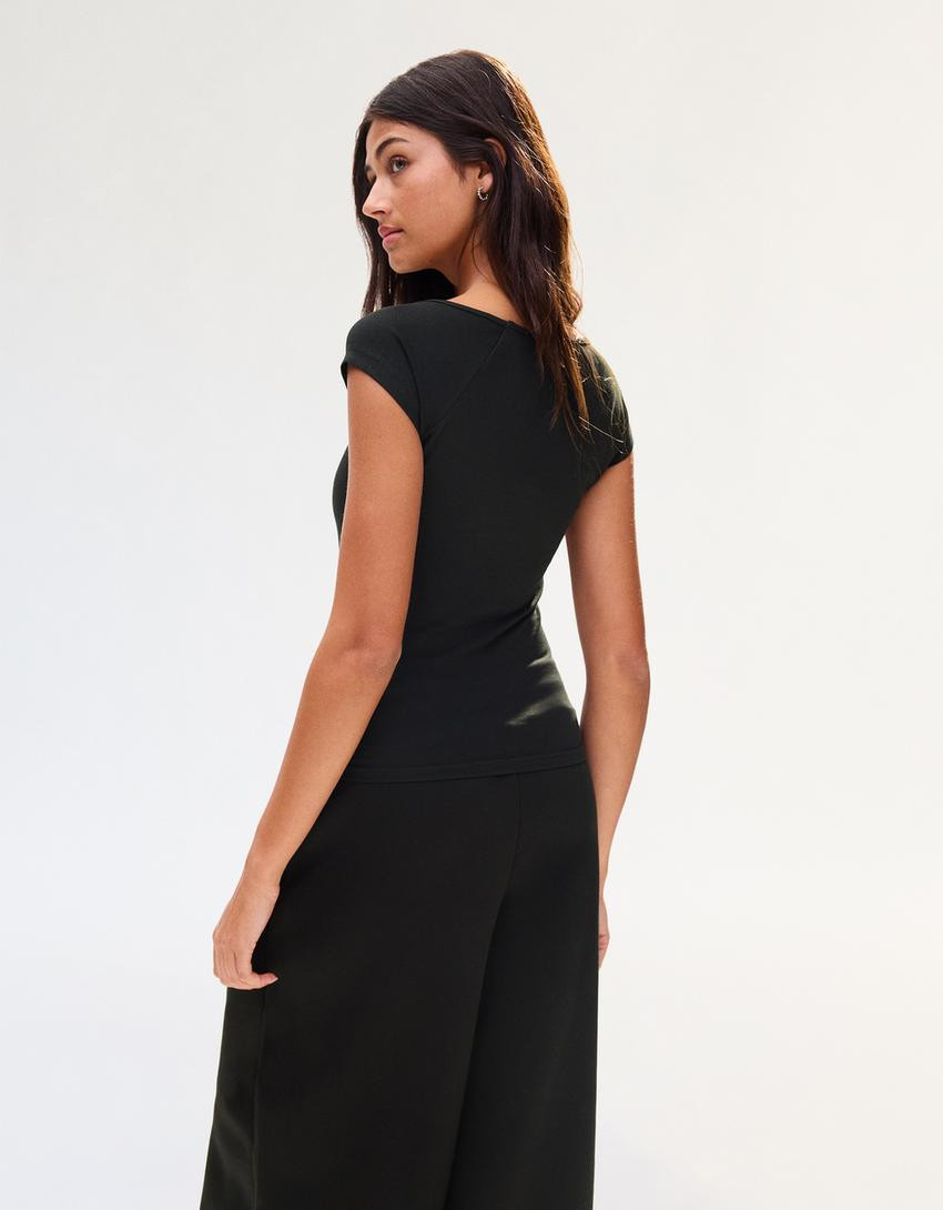 Short sleeve ruched T-shirt - T-shirts - Women | Bershka UK