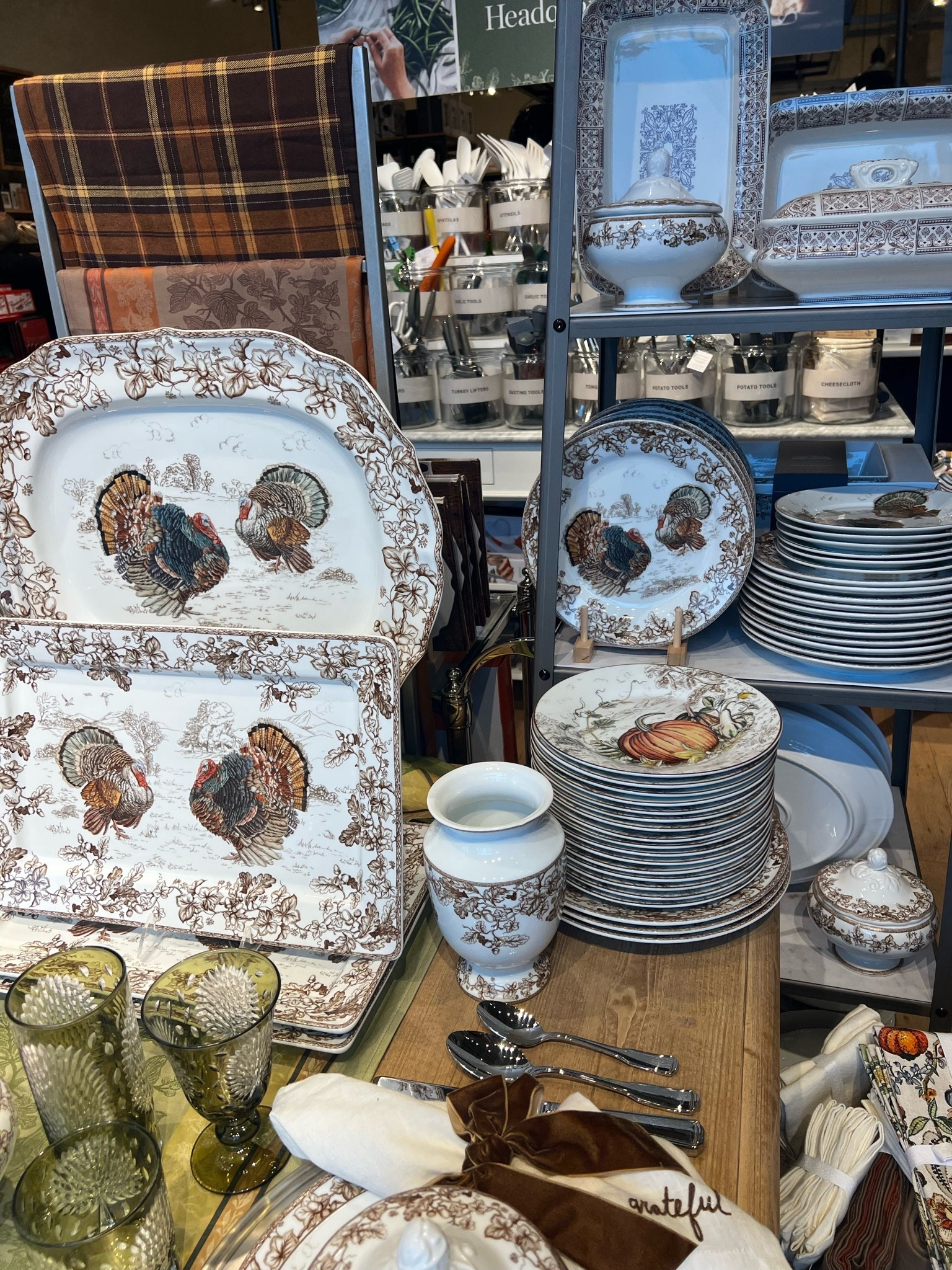 Low key obsessed with Williams Sonoma Thanksgiving collection! Especially since I’m hosting this year. Platters, plates and more for your Thanksgiving table 🦃 fall table decor, fall table scape