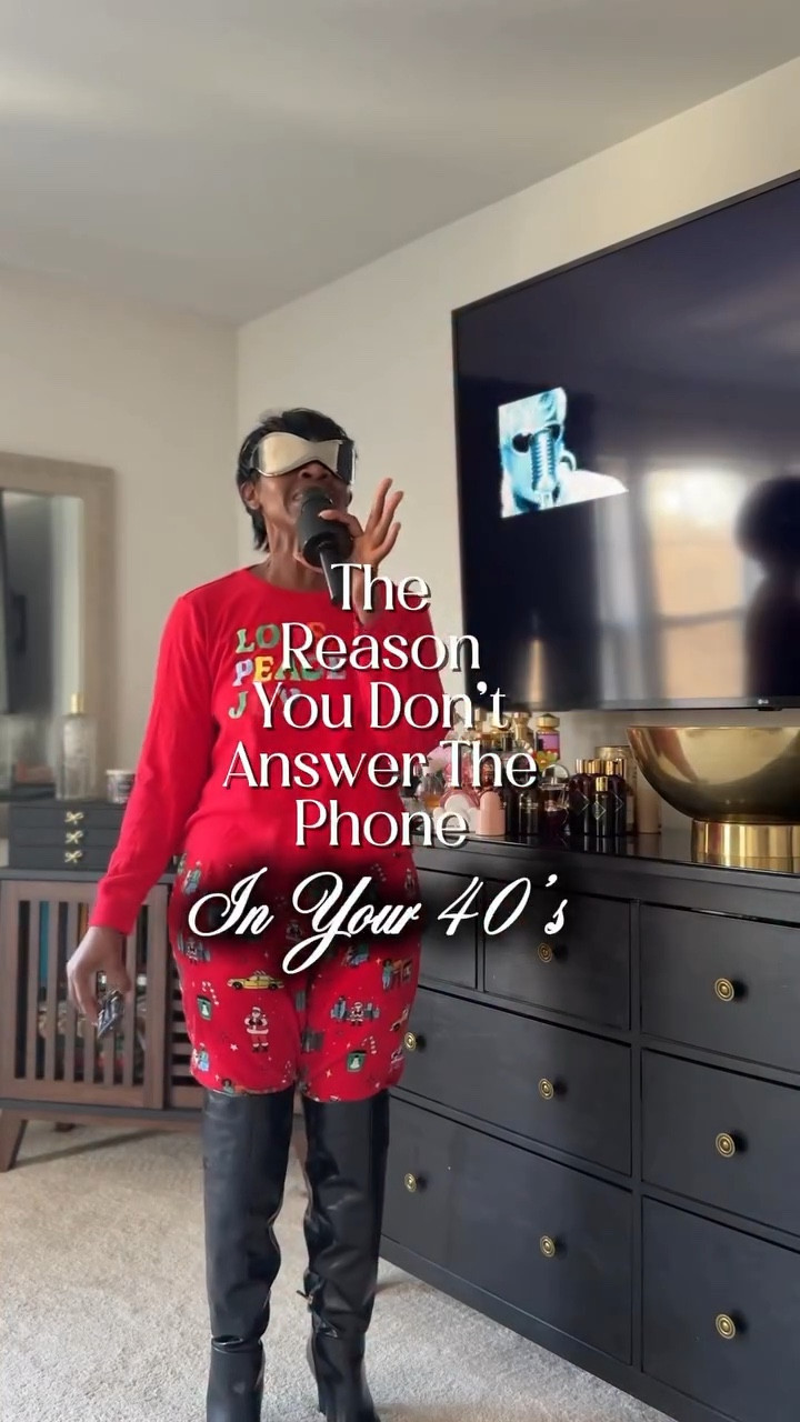 Reasons I Don’t Answer the Phone in My 40s 😂📵

• Getting my steps in with this weighted vest like it’s my part-time job
• Running into the store again for that one last-minute Thanksgiving thing
• In @ultabeauty , minding my business + testing perfumes I absolutely don’t need
• Back home in my Christmas pajamas after a top-tier shower routine
• Trying on my new over-the-knee boots while Mary J. Blige tells me to “Be Happy”
• Giving y’all my homemade dressing recipe because… community 😌
• And honestly? I’m just busy living my life 💁🏿‍♀️✨

Also… this perfume combo? @nestnewyork Crème de Clementine + @henryrose Dave —
multiple compliments everywhere I went. Citrus, cozy, clean… it’s her. 🍊✨

Life in your 40s is peaceful, joyful, and booked. If the phone rings during any of this… it’s going straight to voicemail.
#genx #over40 #blackgenx #nostalgia #thanksgivingeve #fortysomething