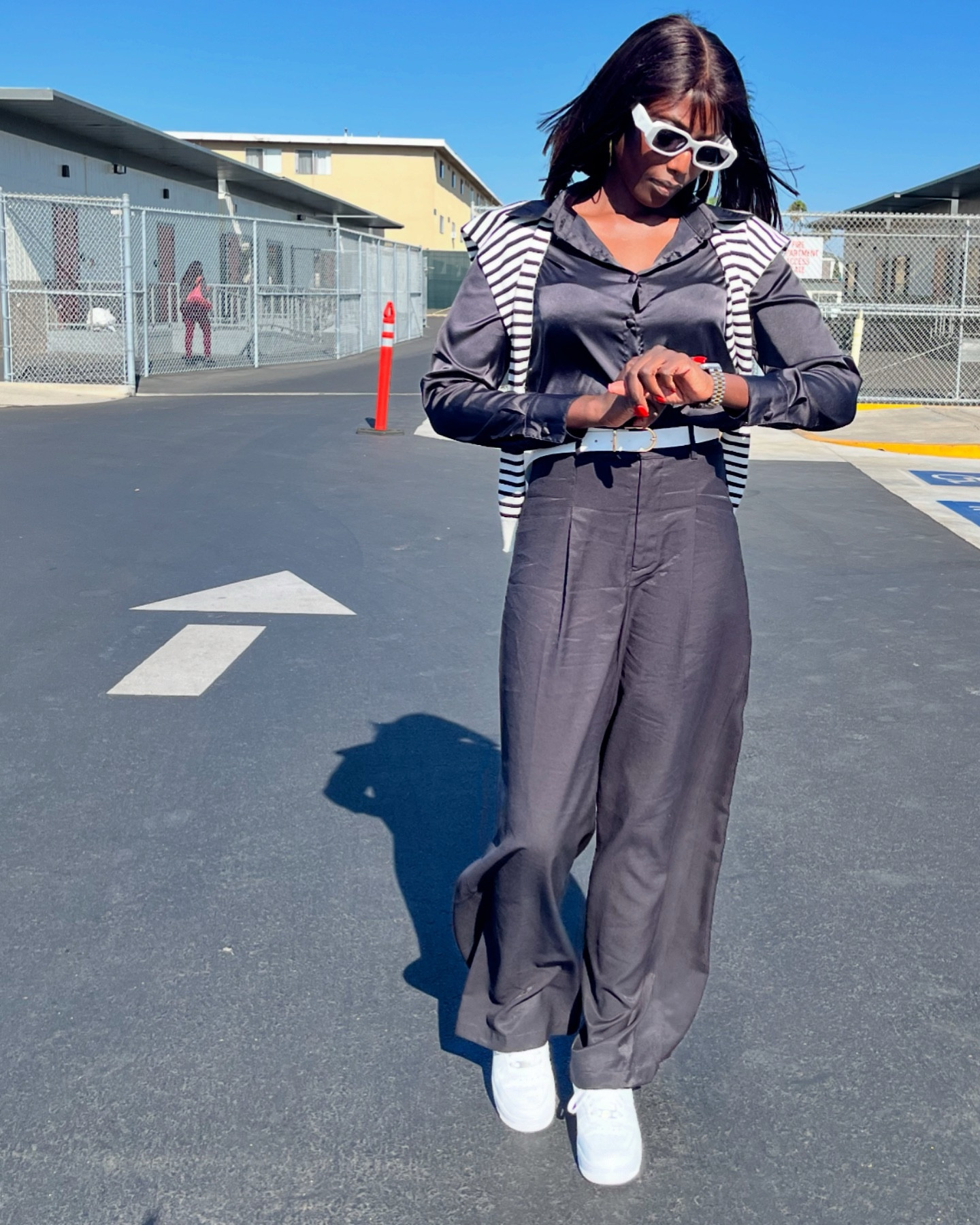 Remember you cannot control other peoples perceptions or reactions. Focus on your journey and be proud of how far you've come. Be close to the ones who applaud you and support you. 👌

“In my #NYFW mood”

Outfit:
Shirt @sheinofficial 
Pants @zara 
Belt @jasgoodofficial 
Footy @nike 
Sunglasses @prada
Bag @jacquemus 

#styletips #fashionweek #outfitideas #outfitinspo #falloutfit #streetstyle #grwm #style #trending #outfit #outfitinspo #outfitstyle #outfitoftheday #outfits #outfitinspiration #look #fashionblogger #fashionblog #reelsinstagram #outfitideas