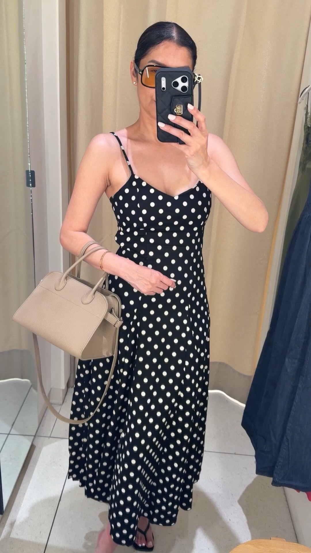 Summer dress at @mango
Wearing size XS on this beautiful polka dot dress 🌷